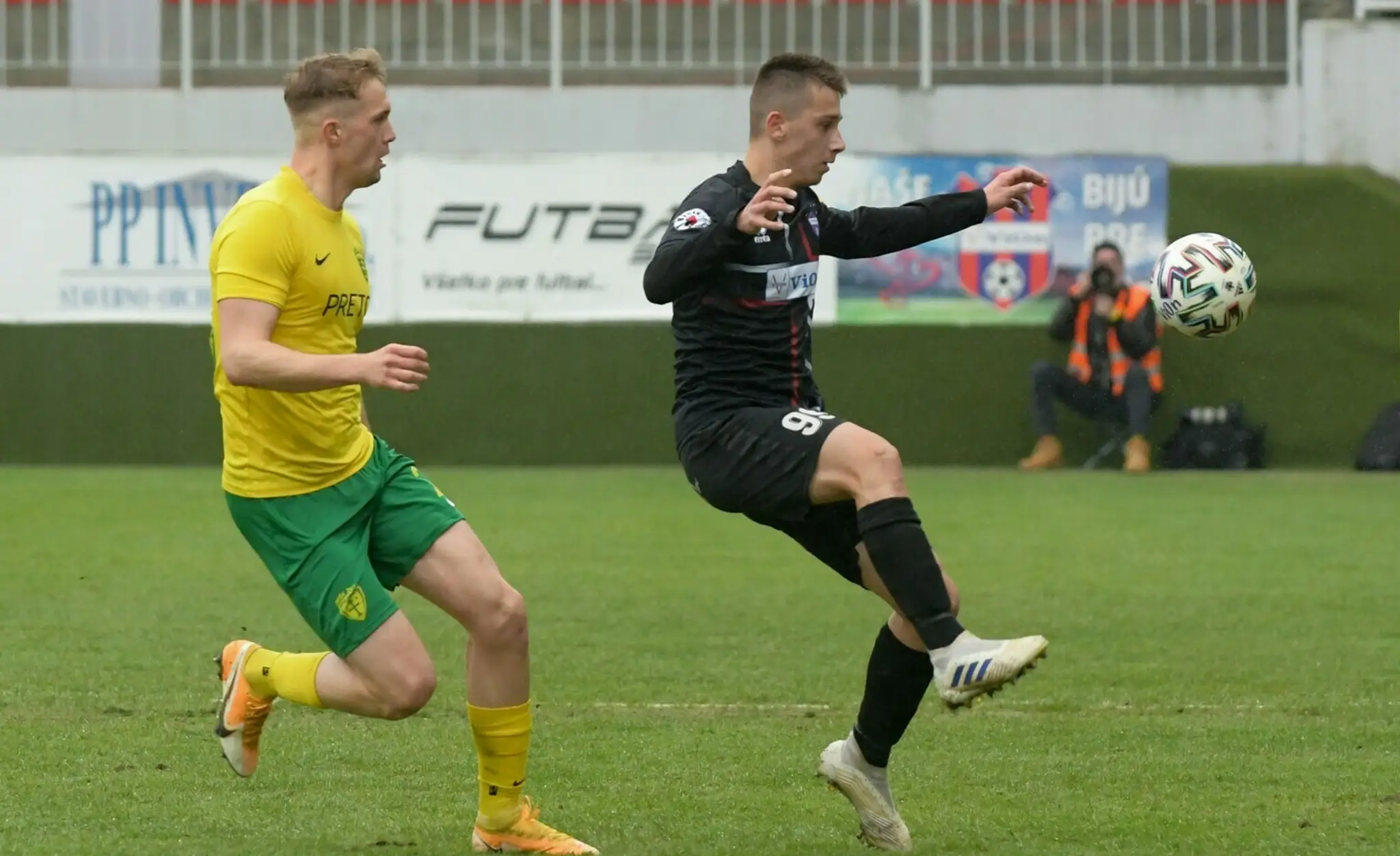 Ján Minárik (Žilina) a Marián Šmatlák (Zlaté Moravce) v zápase 5. kola nadstavbovej časti Fortuna ligy.