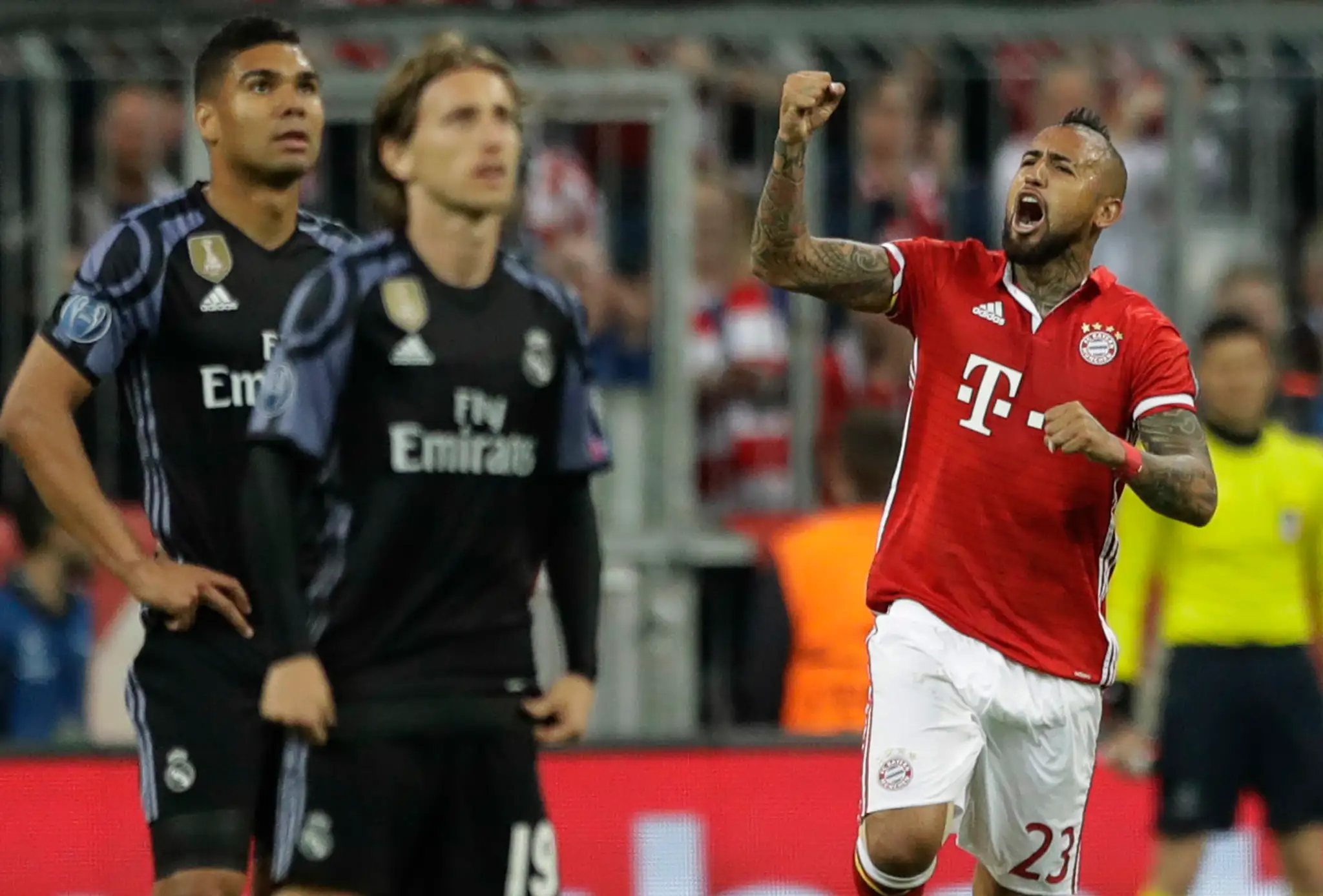 Arturo Vidal (vpravo) z Bayernu jasá po tom, čo skóroval vo štvrťfinále LM proti Realu Madrid.