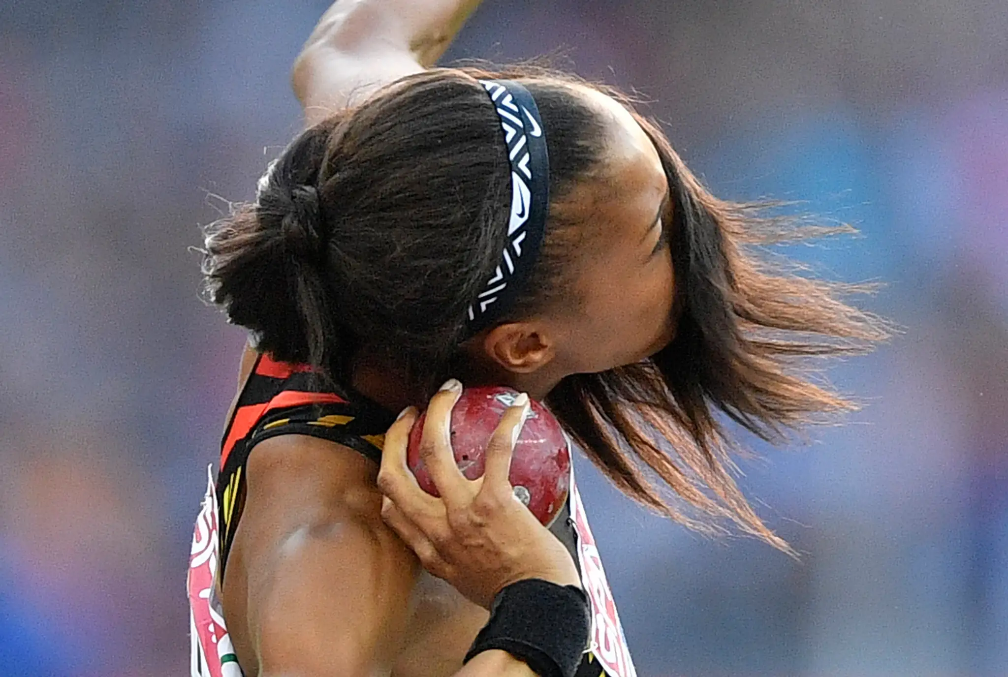 Guliarka Nafissatou Thiamová počas pokusu na majstrovstvách Európy v atletike.