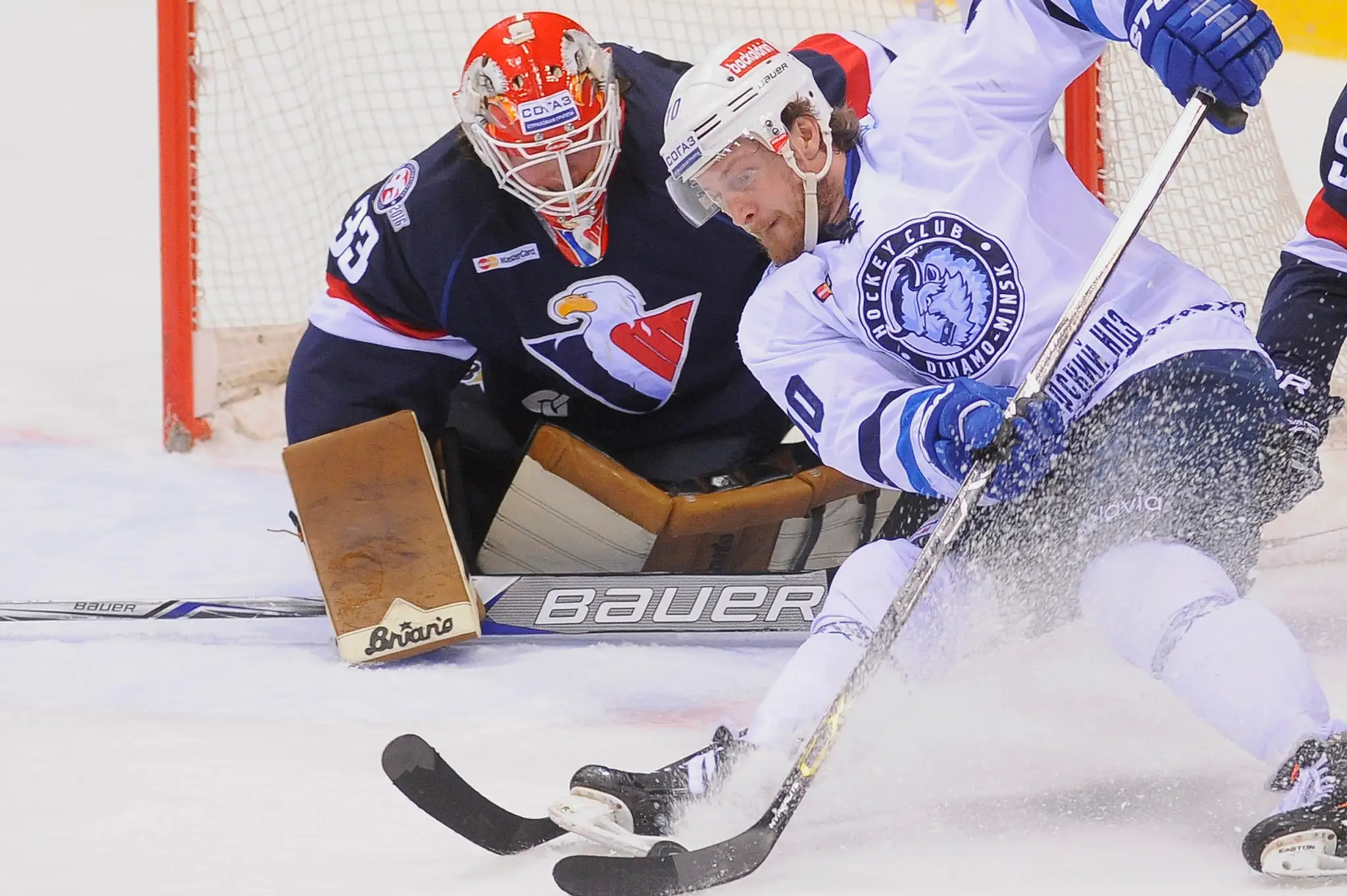 Na snímke brankár Barry Brust (Slovan) a Matt Ellison (Dinamo) v zápase hokejovej KHL HC Slovan Bratislava - Dinamo Minsk.