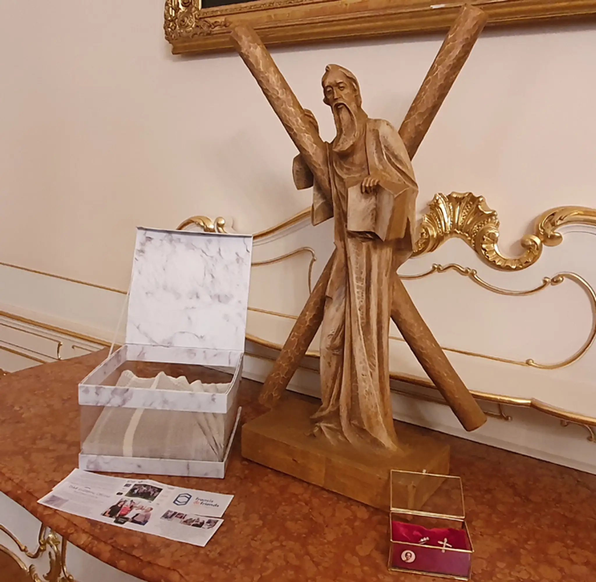 Košické dary pre pápeža: Socha sv. Ondreja z lipového dreva, prstienok a krížik od mladých z bieleho zlata a ľanový obrus.