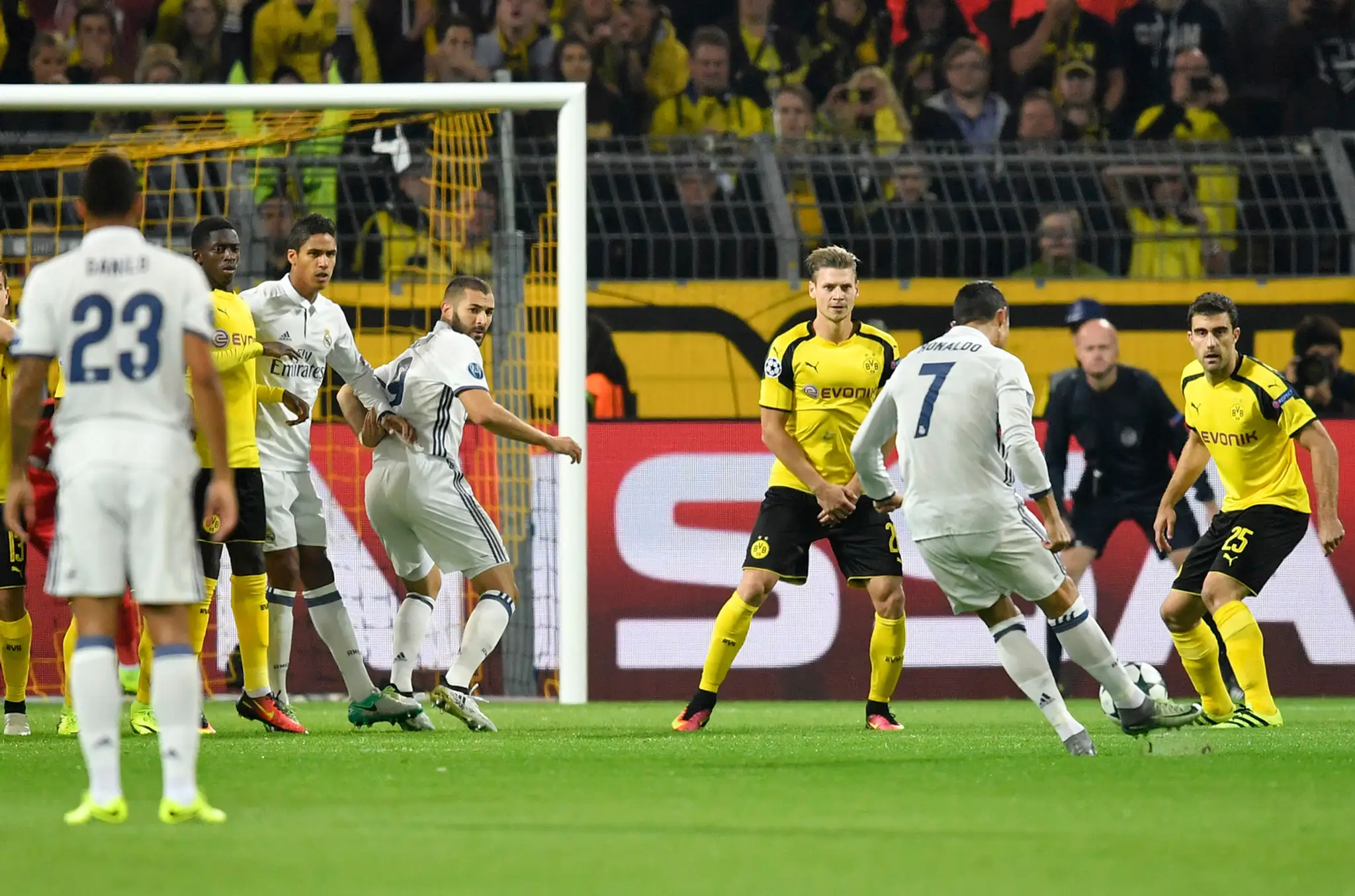 Cristiano Ronaldo (pri lopte) z Realu Madrid rozohráva priamy kop v dueli LM proti Borusii Dortmund.