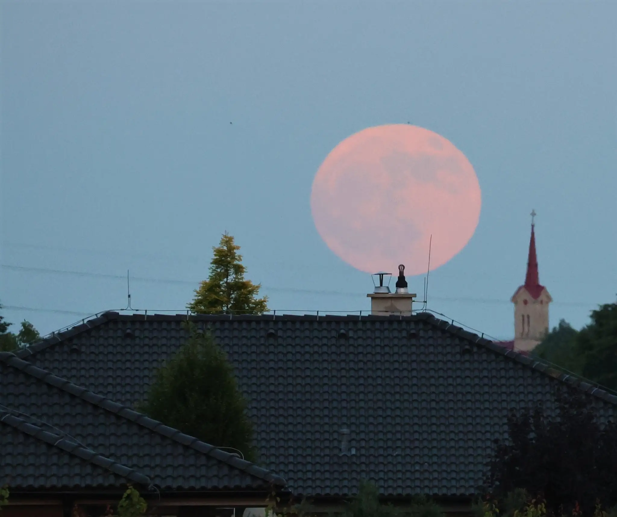 "Jahodový" spln nad dedinou.