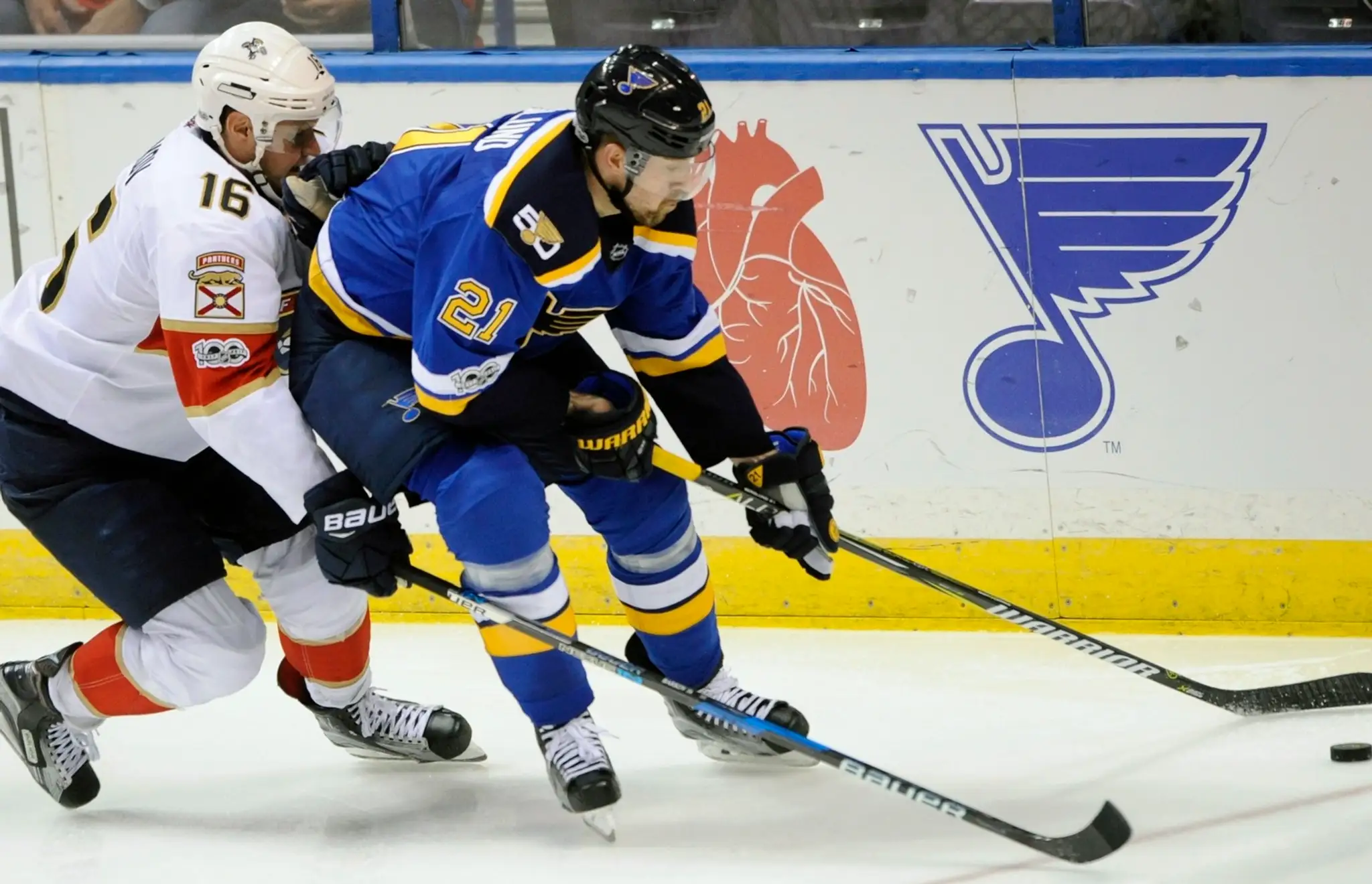 Alexander Barkov (Florida) v súboji o puk s Patrikom Berglundom (St. Louis).