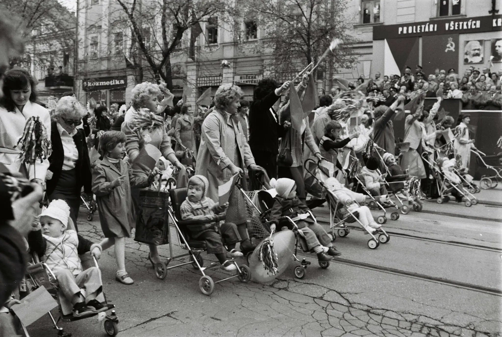 Na archívnej snímke oslavy 1. mája 1984 v Košiciach.