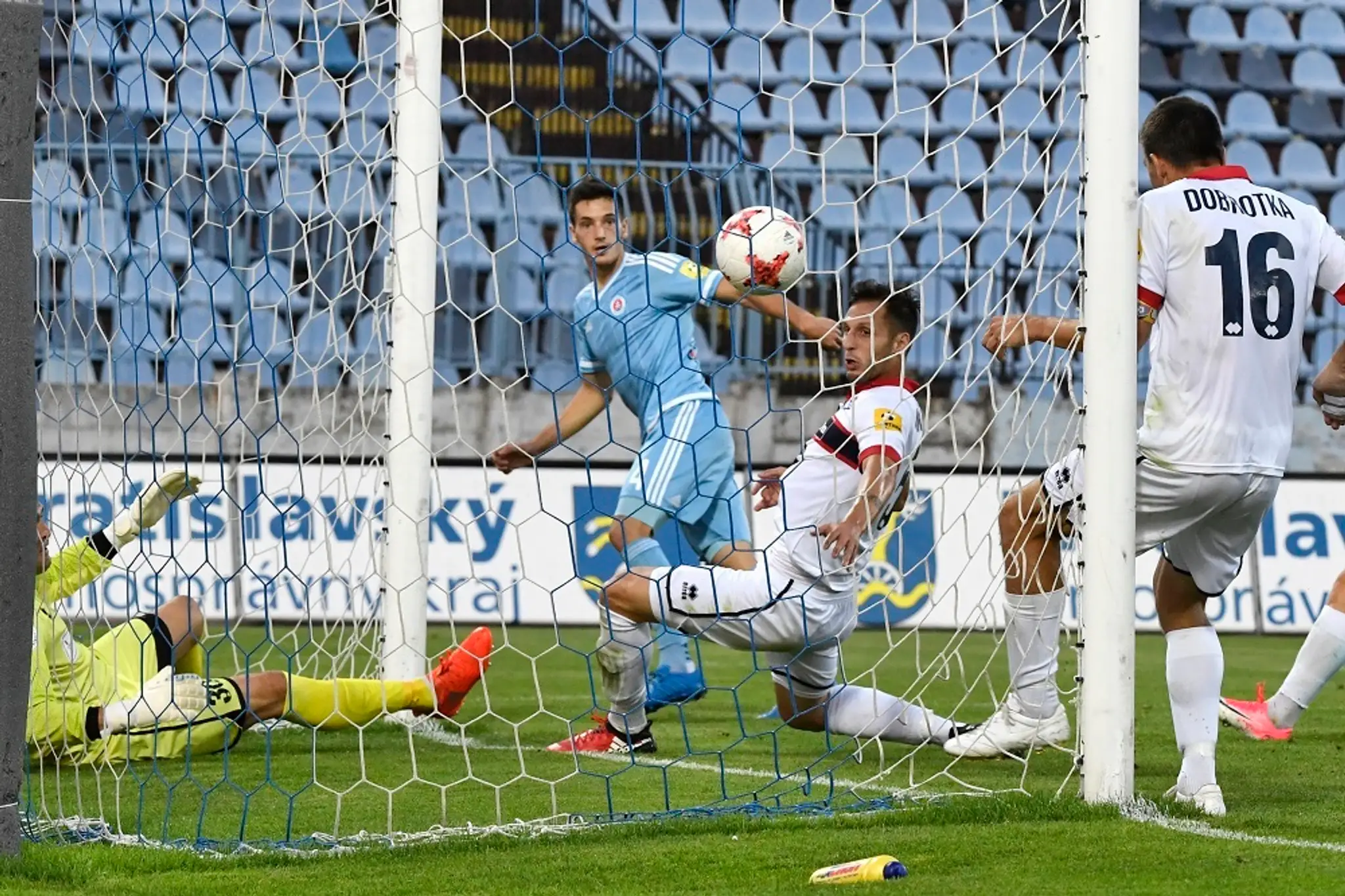 Vukan Svičevič (Slovan) strieľa druhý gól.