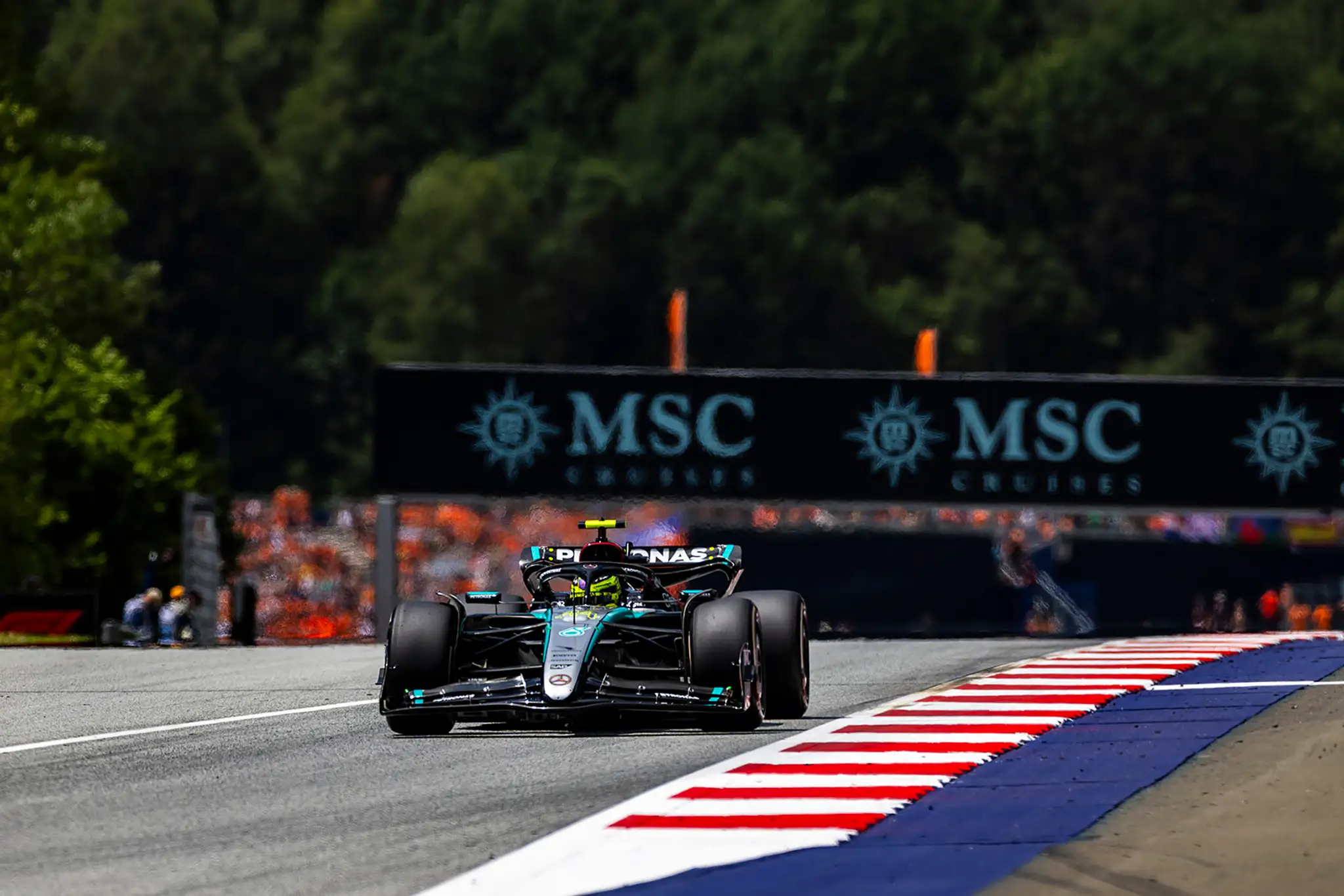 Britský pilot Mercedesu Lewis Hamilton.