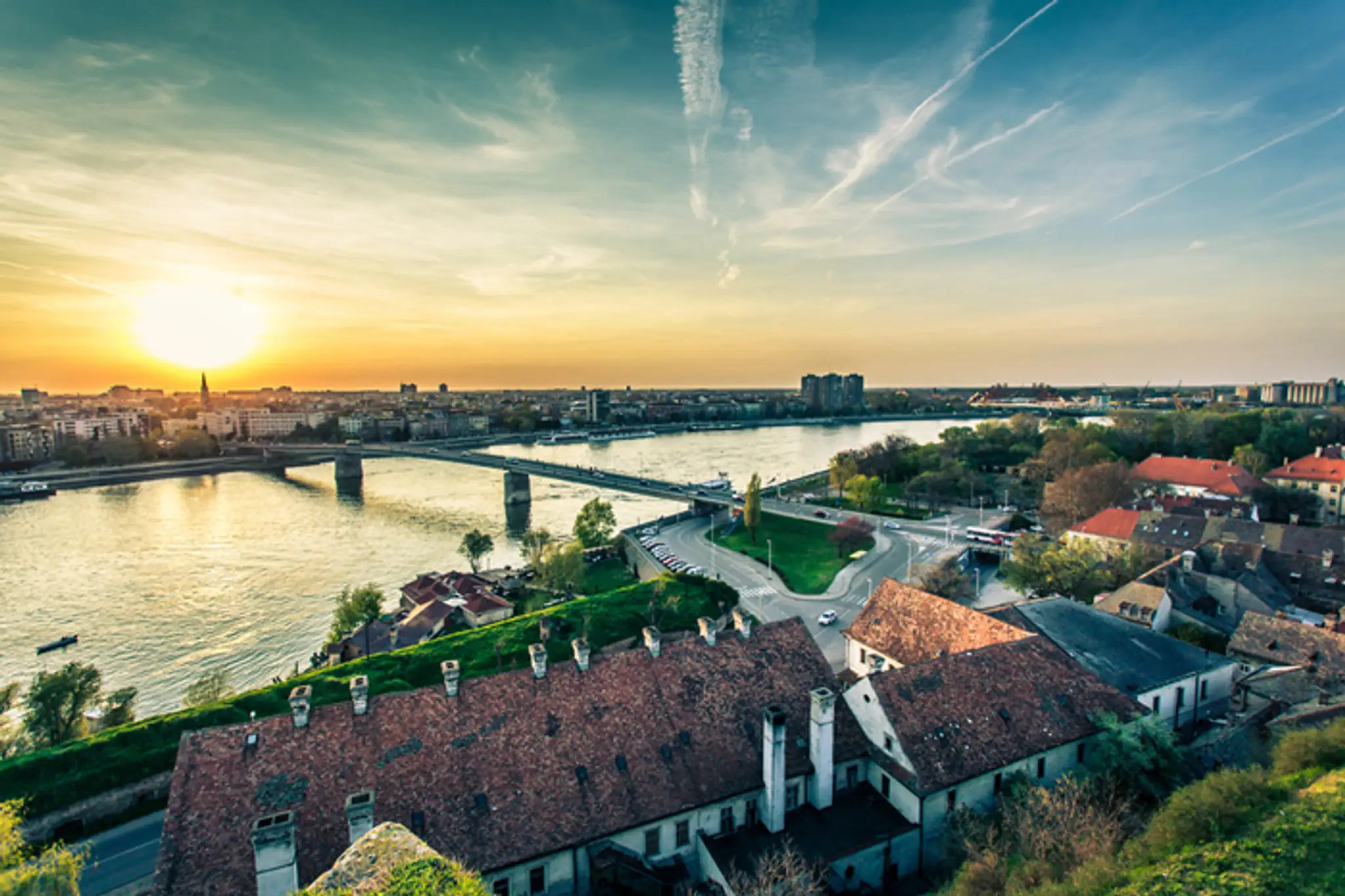 Srbské mesto Novi Sad, ktoré je sídlom Autonómnej pokrajiny Vojvodiny.