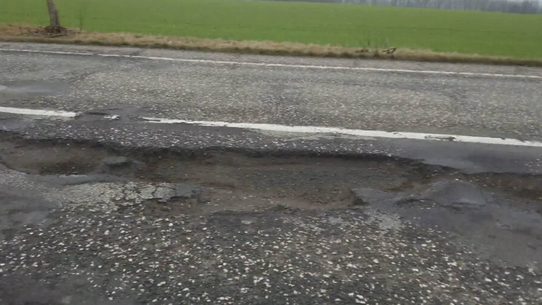 Rozbitá cesta na juhu Slovenska