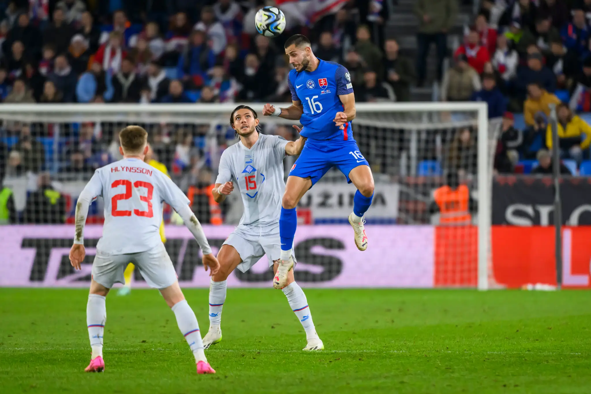 Zľava Kristian Hlynsson (Island), Willum Thor Willumsson (Island) a Dávid Hancko (Slovensko) v zápase kvalifikácie ME 2024.