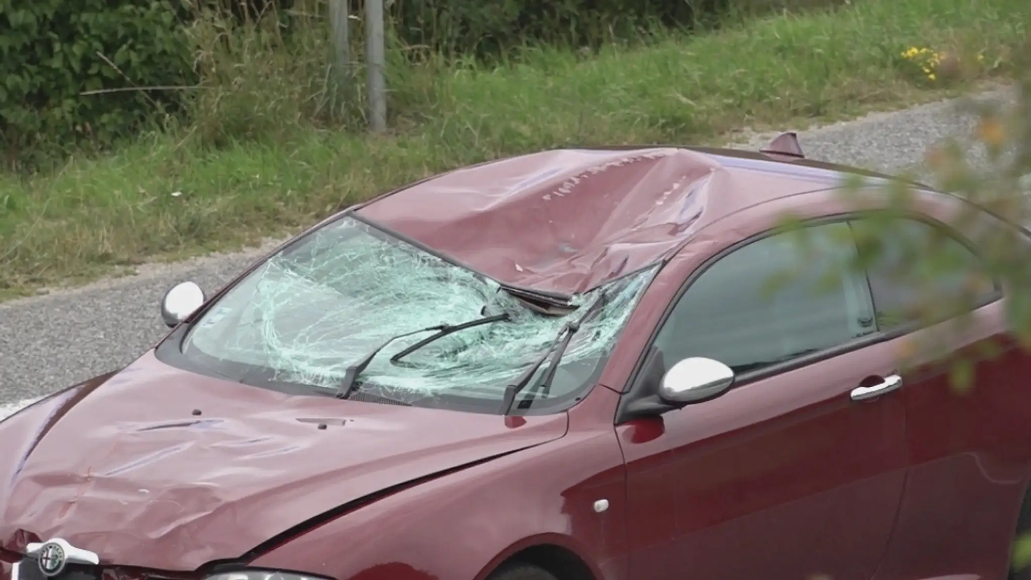 Takto skončilo auto po náraze do dvoch cyklistov