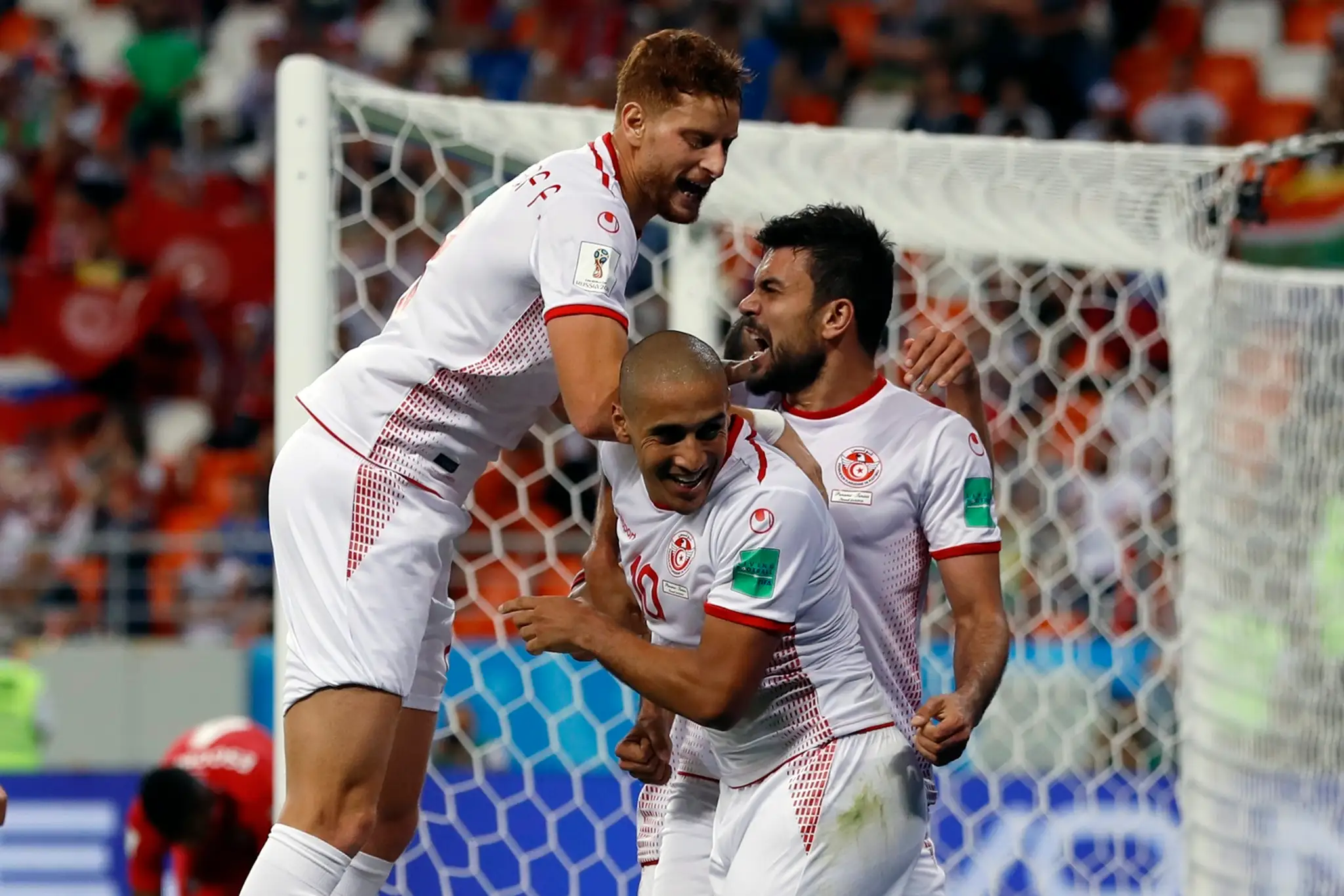 Wahbi Khazri (v strede) oslavuje s tuniskými spoluhráčmi gól v sieti Panamy na MS 2018.