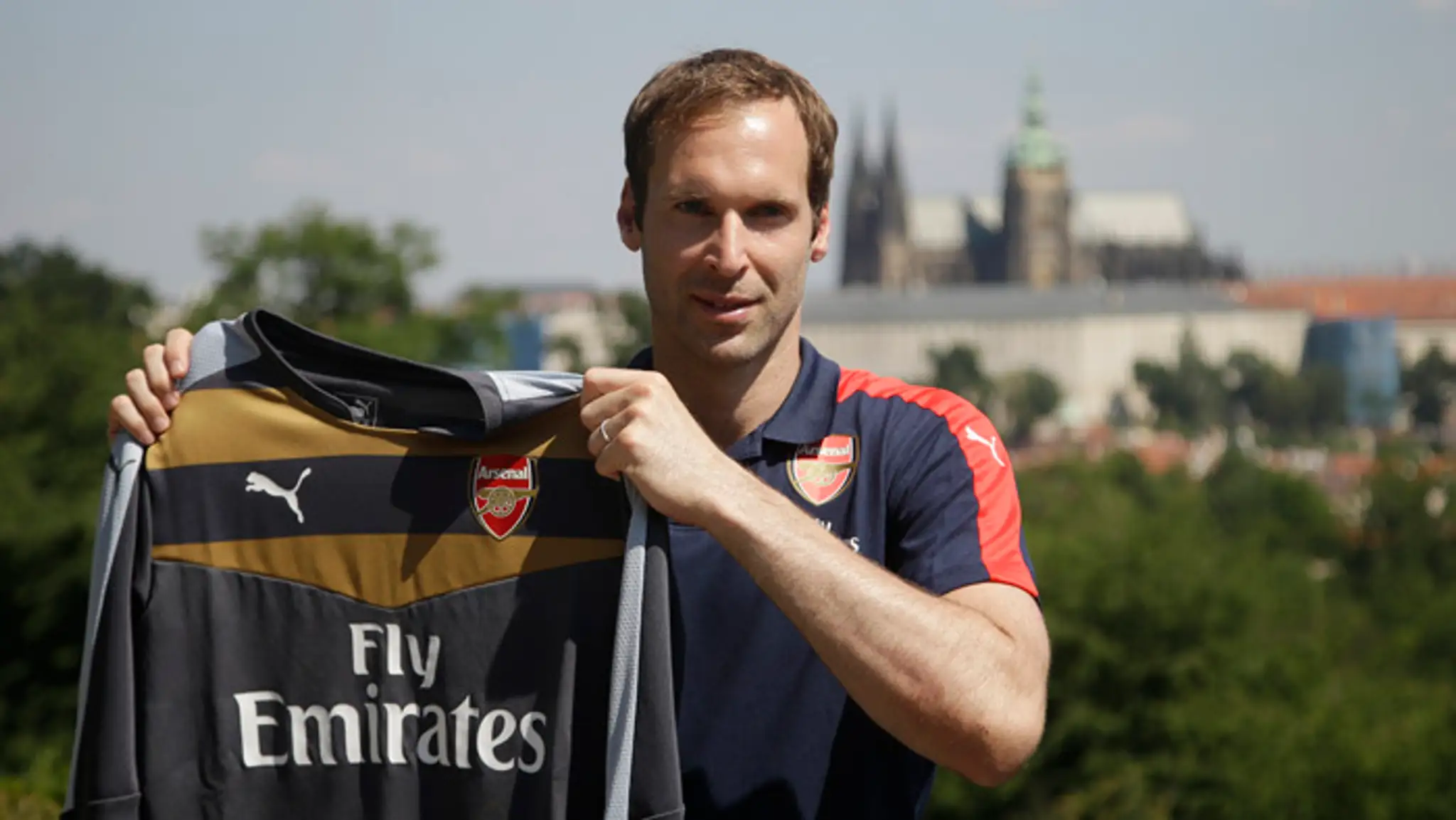  Český reprezentačný brankár Petr Čech pózuje fotografom s brankárskym dresom Arsenalu Londýn.