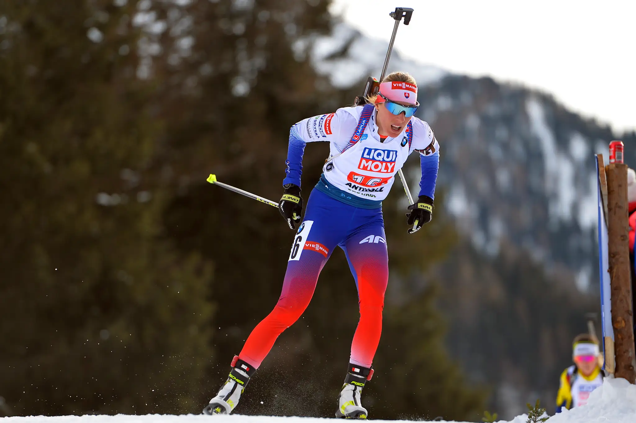 Alpská lyžiarka Lara Gutová-Behramiová reaguje v cieli super-G v Garmisch-Partenkirchene.