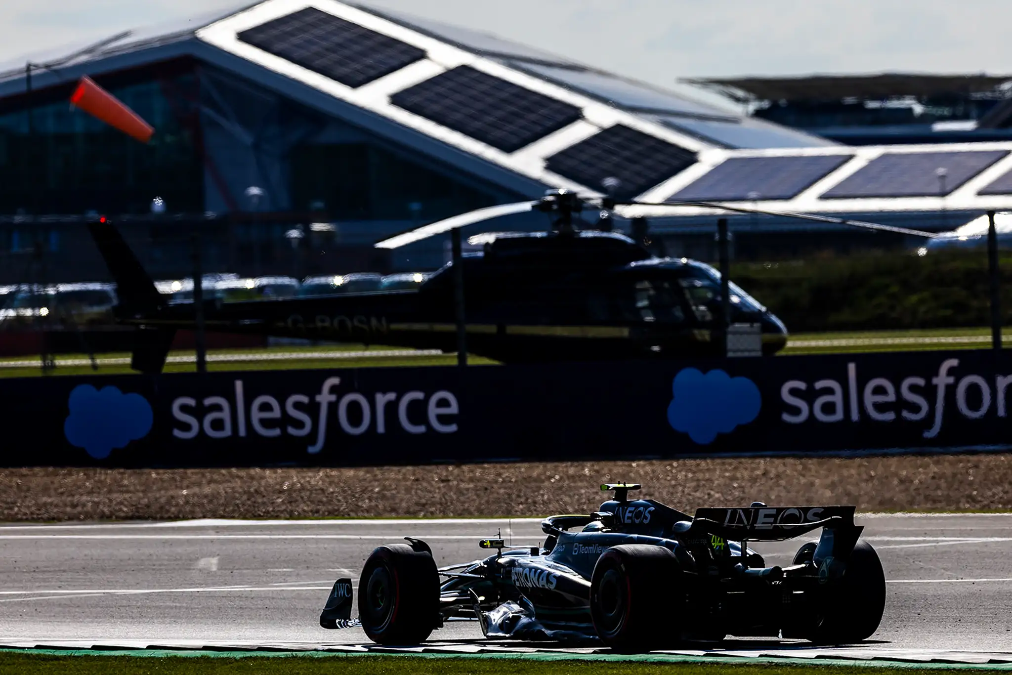 Britský pilot Lewis Hamilton na trati na VC Veľkej Británie.