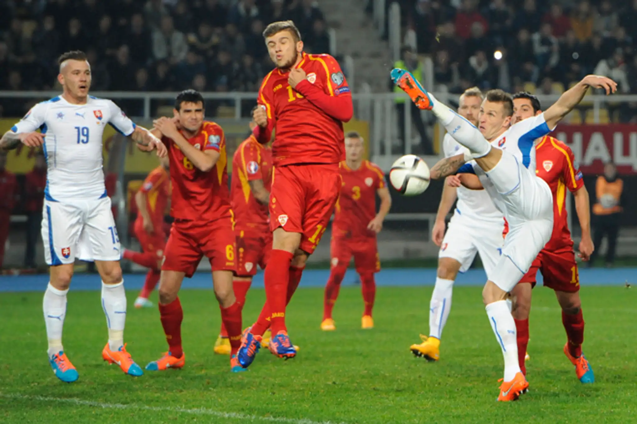 Ján Ďurica a vľavo Juraj Kucka, uprostred macedónsky hráč Stefan Ristovski.