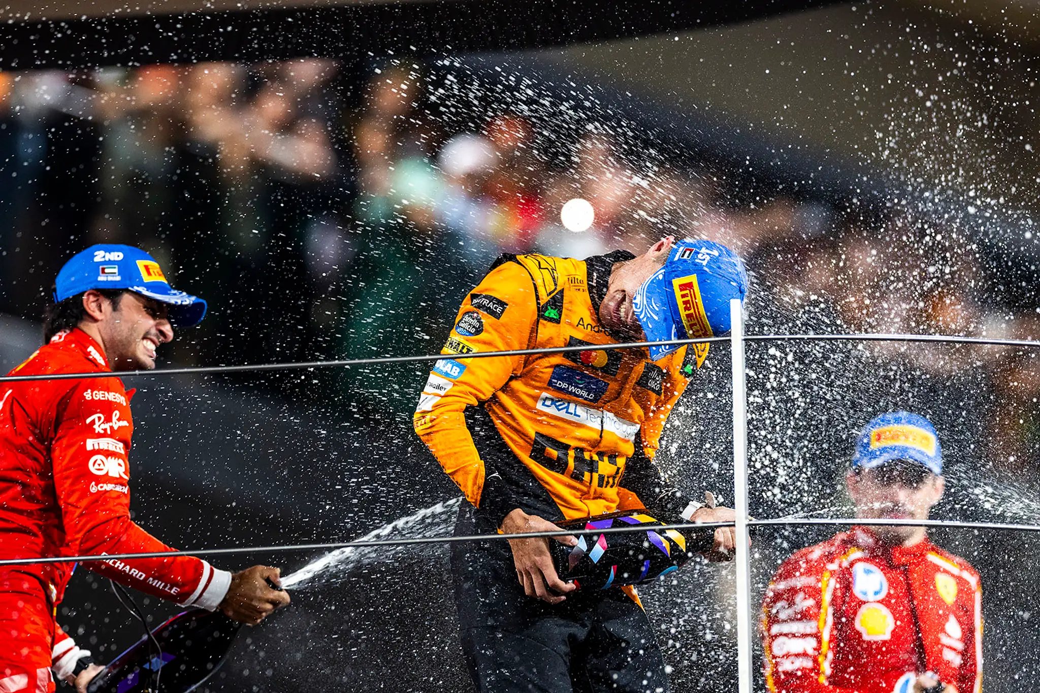 Lando Norris už tradične oslávil triumf so šampanským.