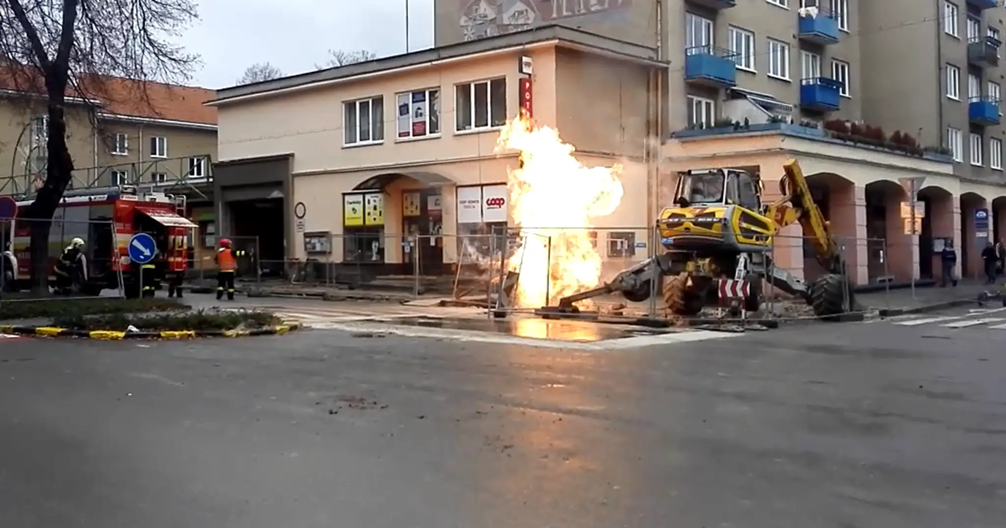Oheň šľahal až do výške 15 metrov