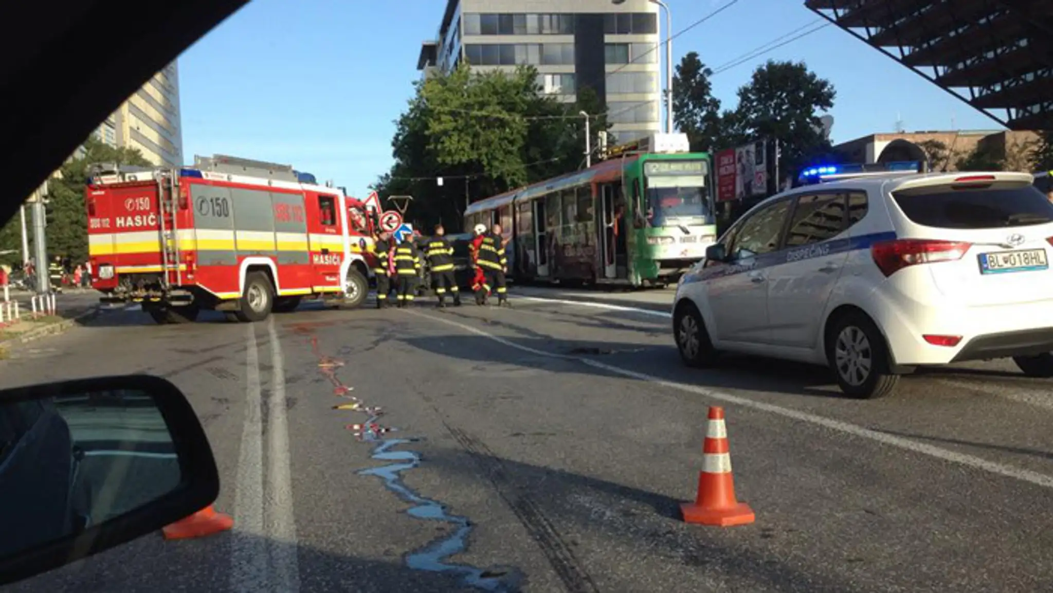 Pohľad na nehodu električky s autom, ktorá sa stala pri Slovenskom rozhlase.