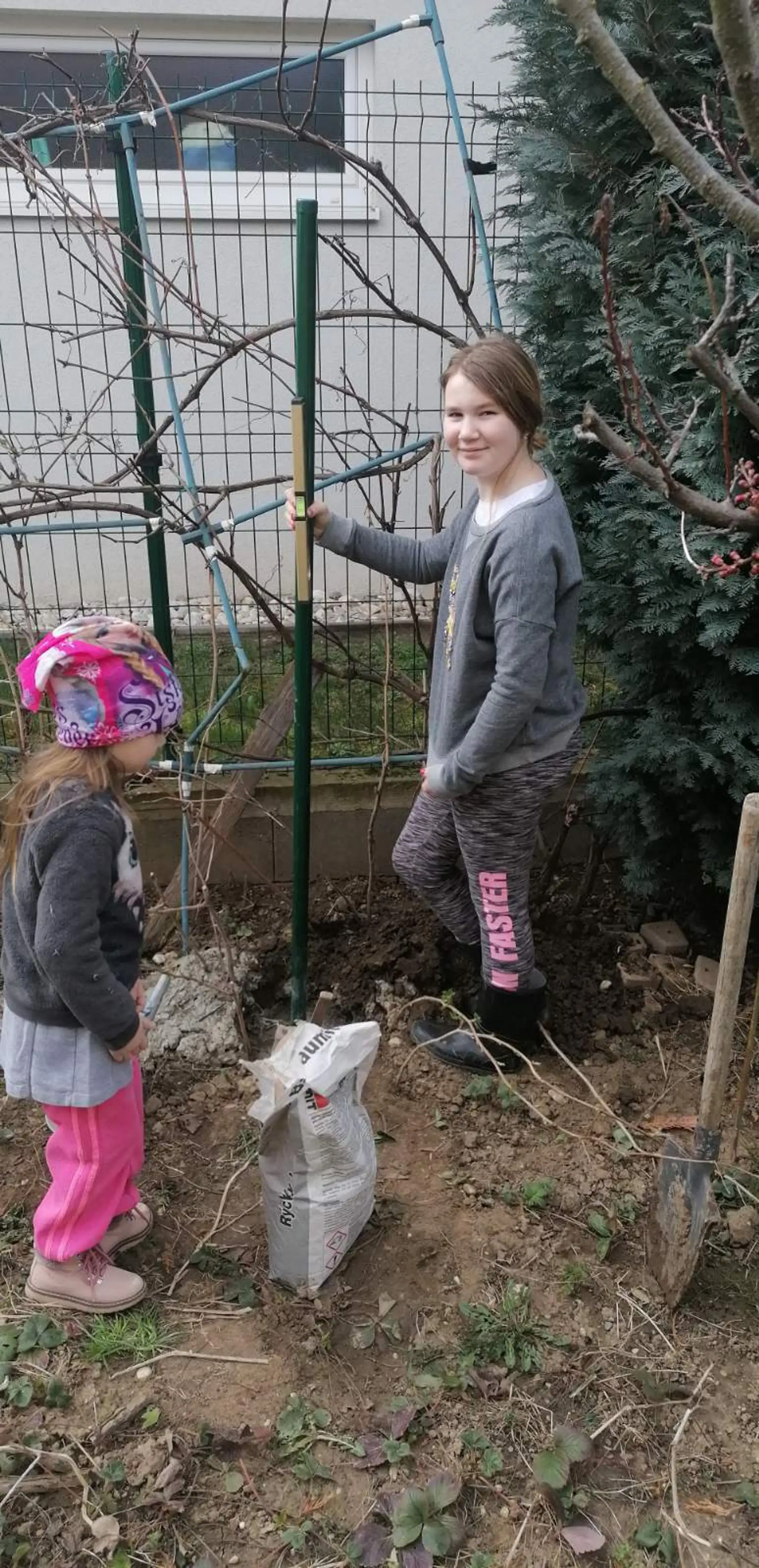 Aj Melánia Stehlíková šije rúšky a popritom číta knihu.