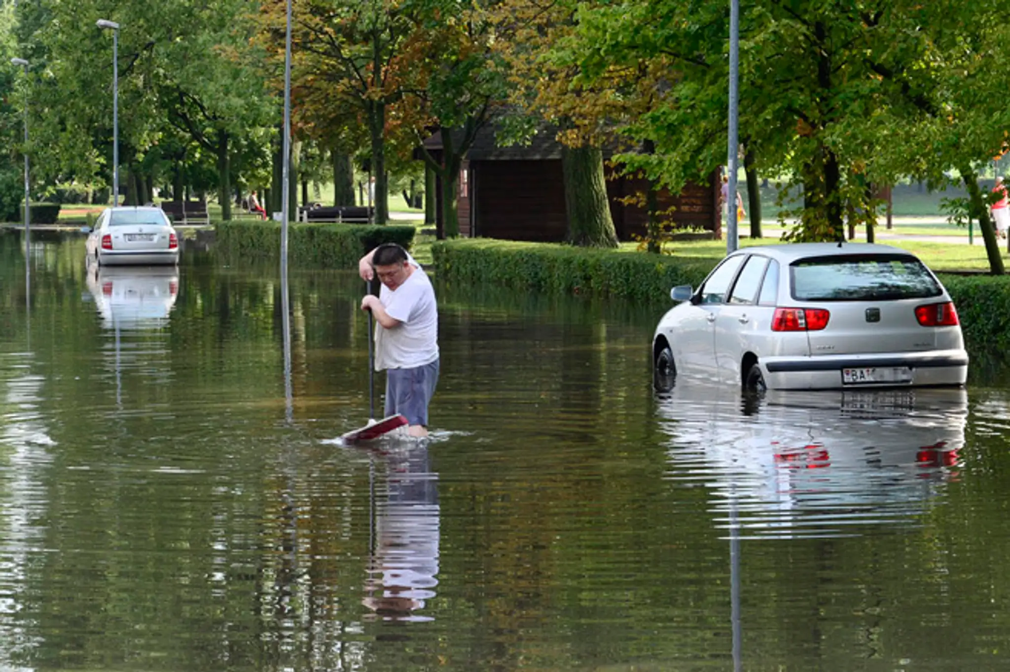 Zatopená bratislavská ulica po búrke 3. augusta.