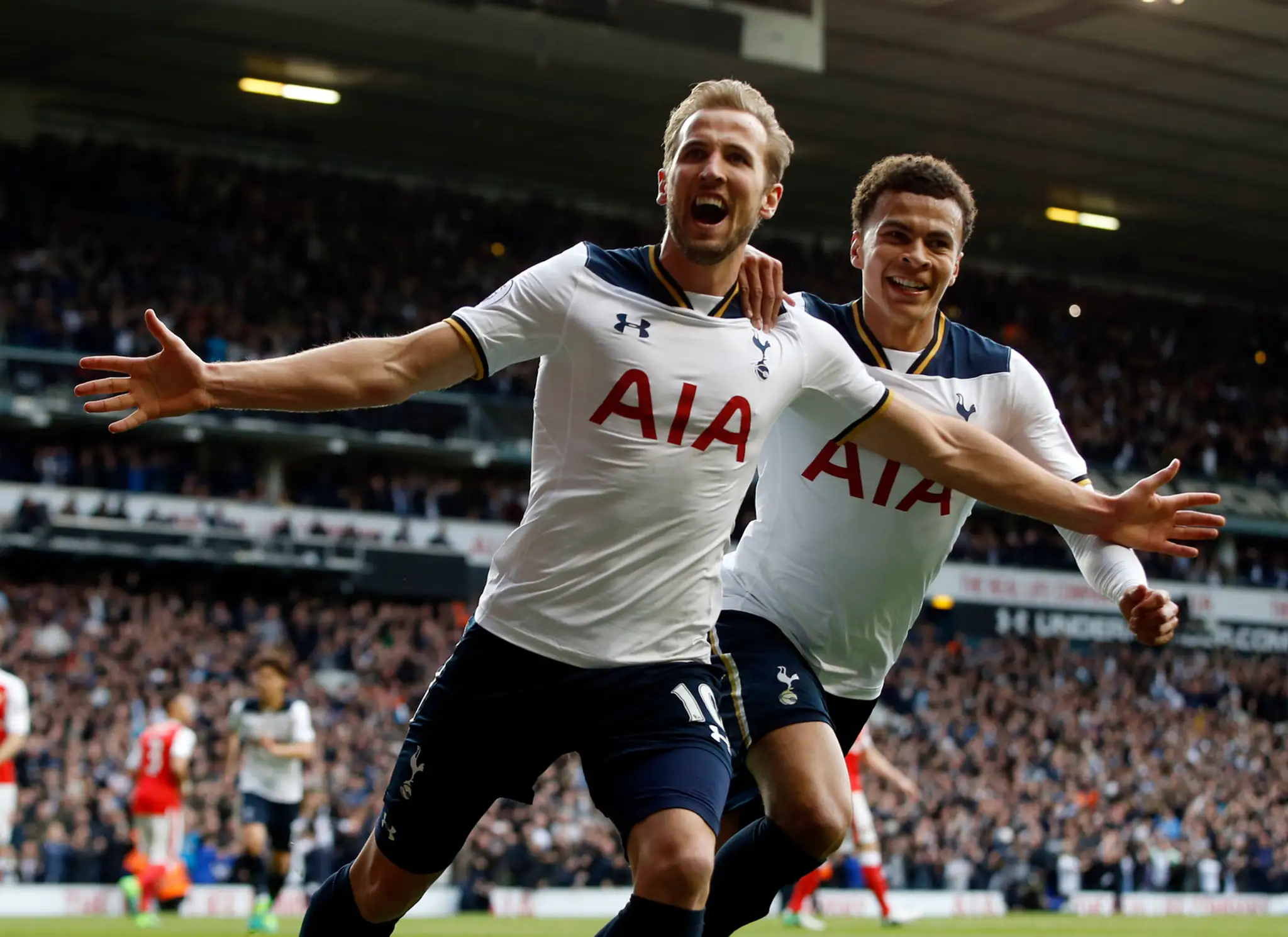 Harry Kane oslavuje premenenú penaltu proti Arsenalu.