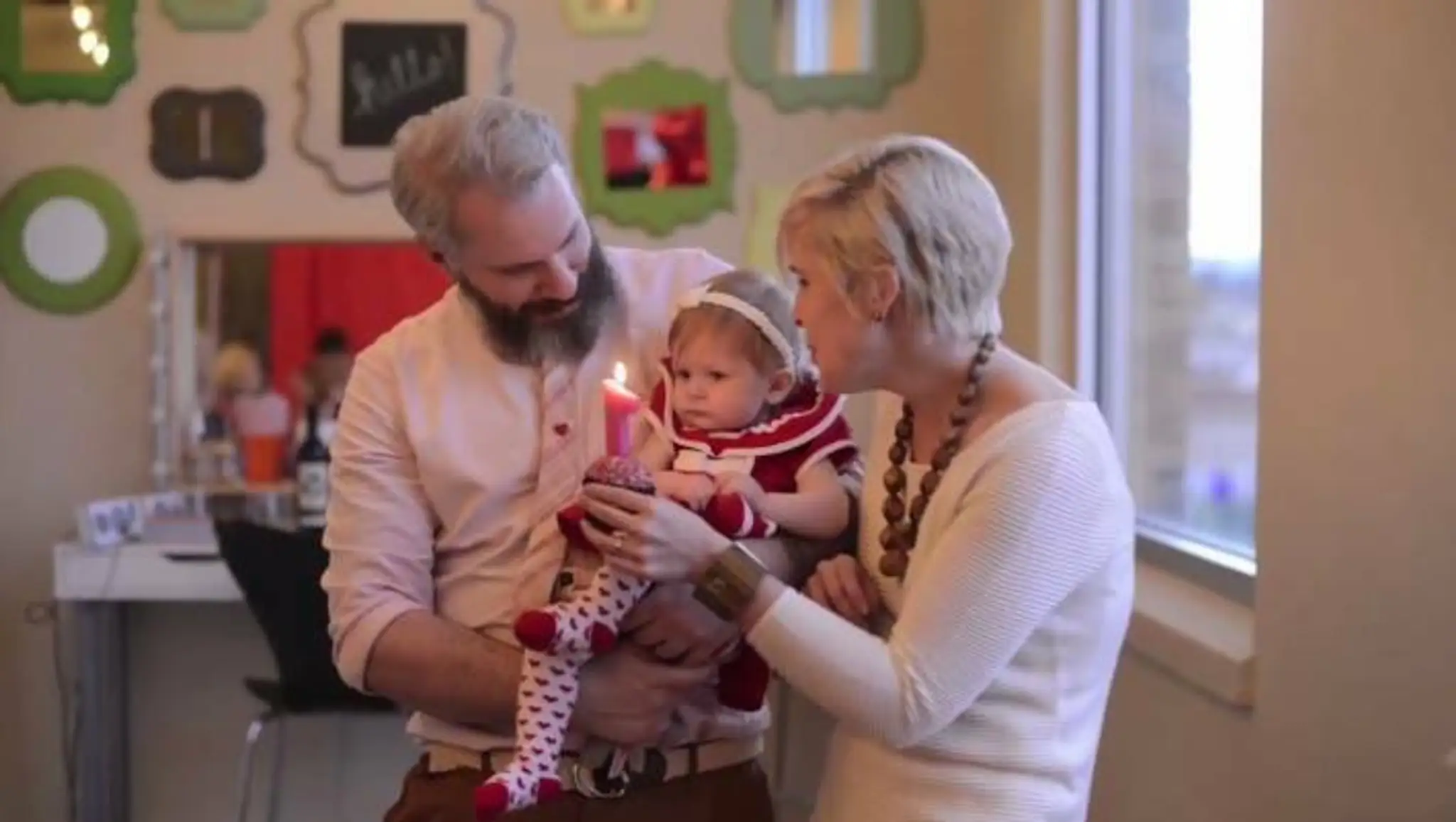 Dojímavé video venovali rodičom dieťaťa, ktorý daroval ich dcére srdce