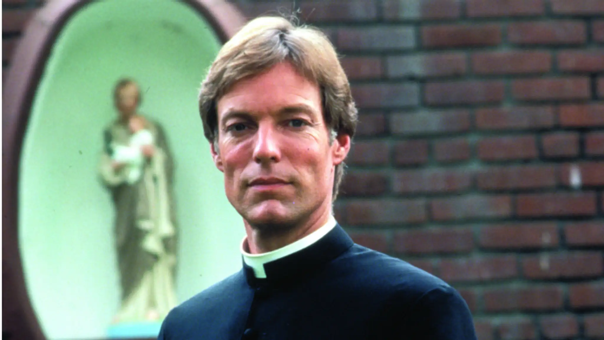 Vtáky v tŕní - páter Ralph (Richard Chamberlain)