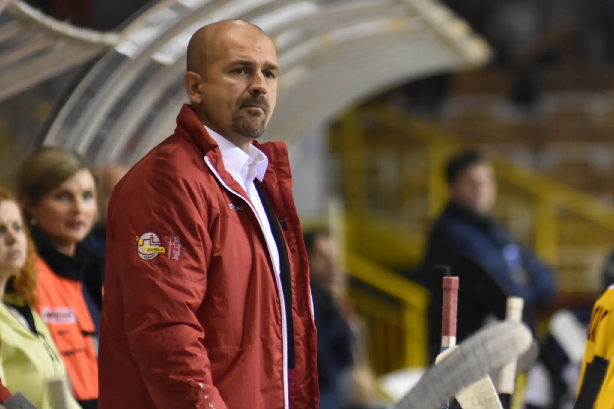 Kouč Dukly Trenčín Miloš Holaň počas duelu proti MHC Martin.