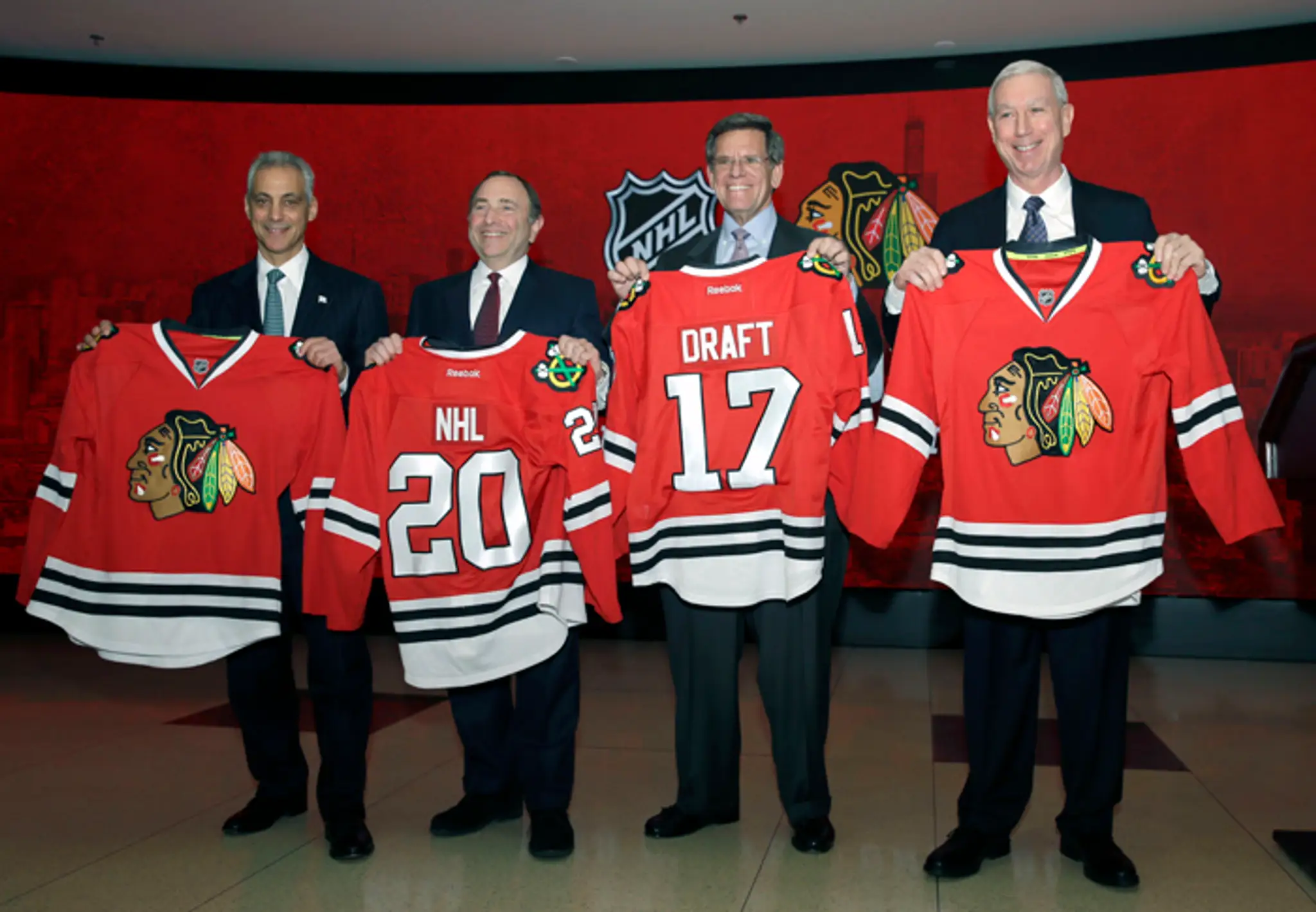 Starosta Chicaga Rahm Emanuel (vľavo), komisár NHL Gary Bettman a predstavitelia Chicago Blackhawks Rocky Wirtz a John McDonough
