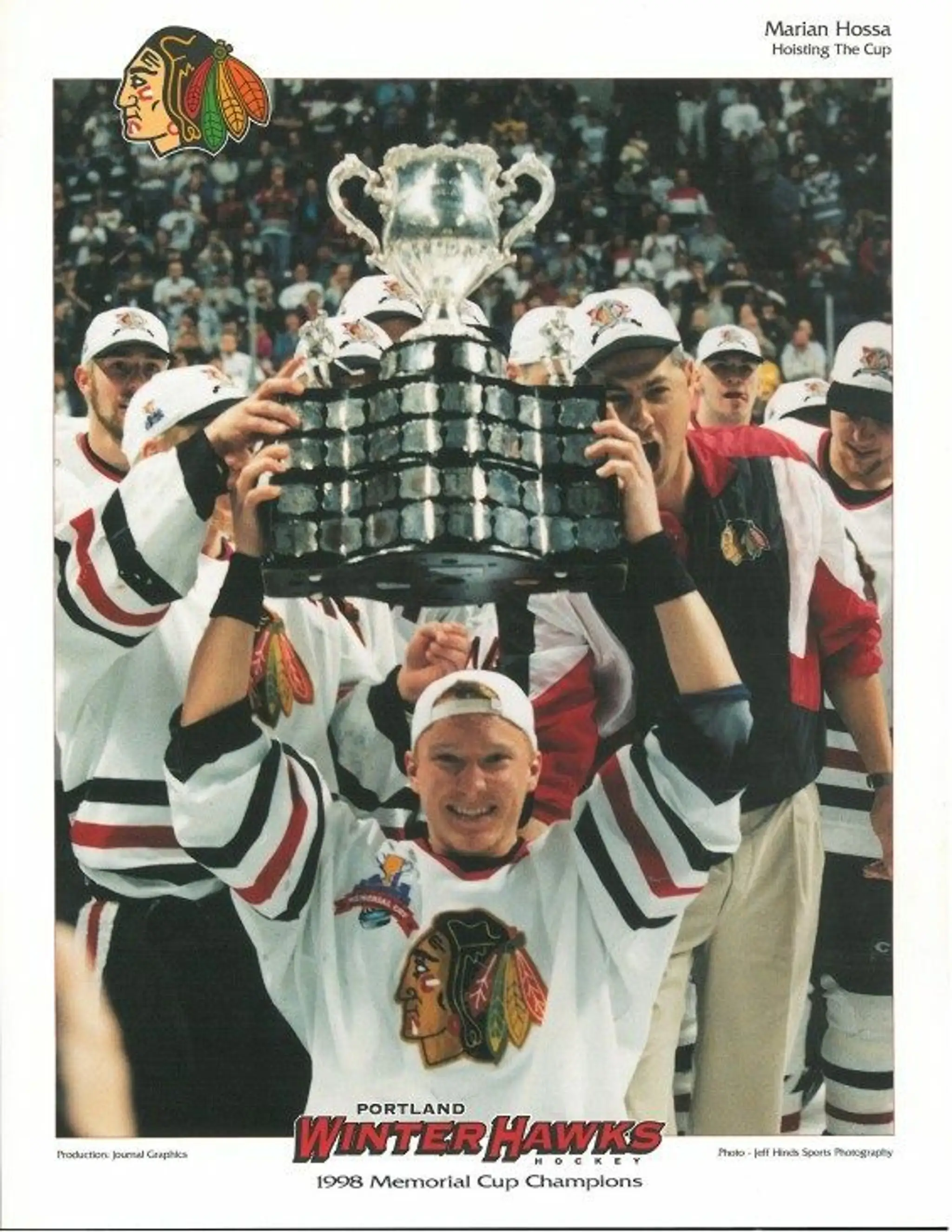 Marián Hossa s trofejou v drese Portlandu.