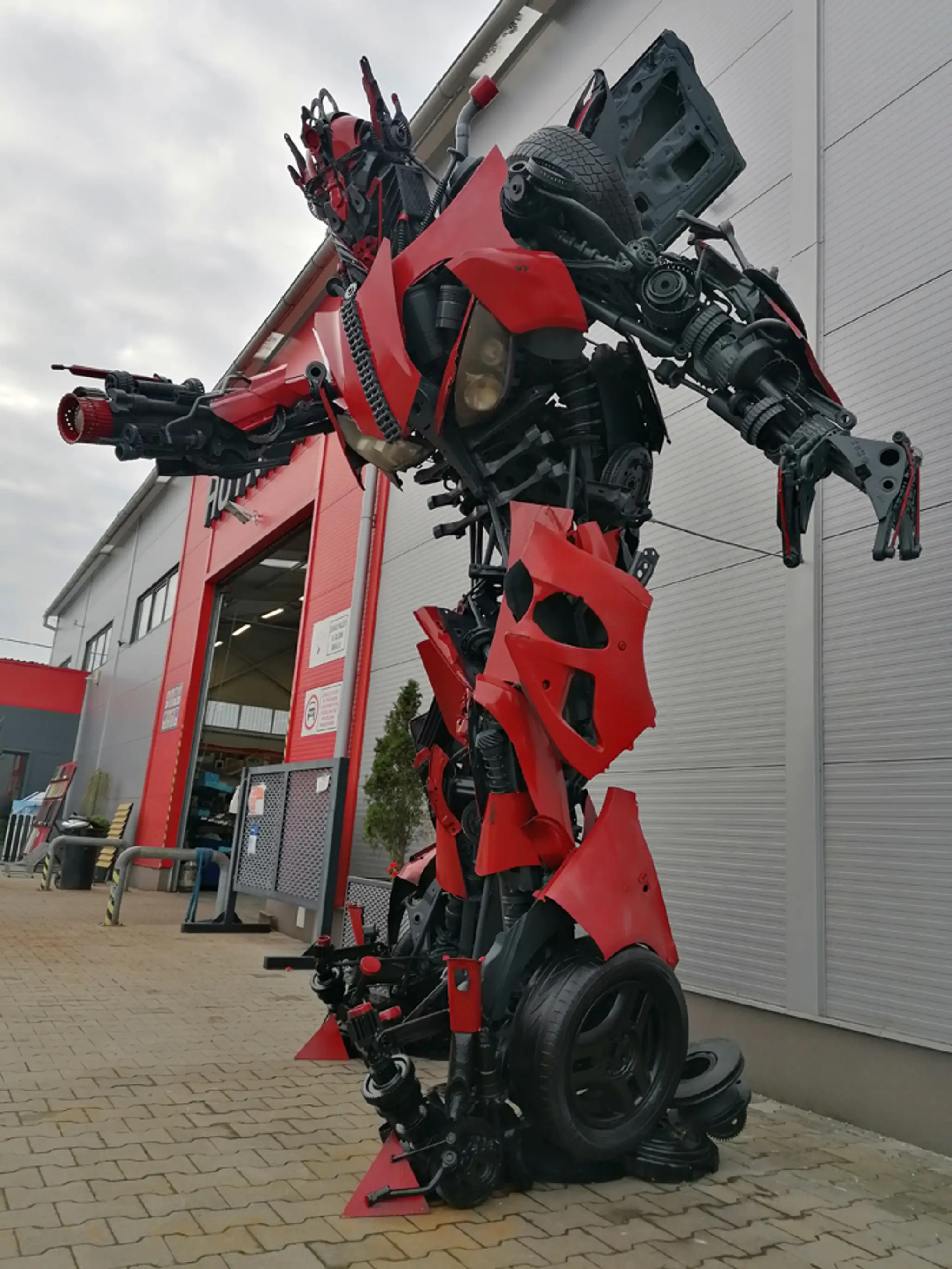 Transformer pred železiarstvom v Humennom.