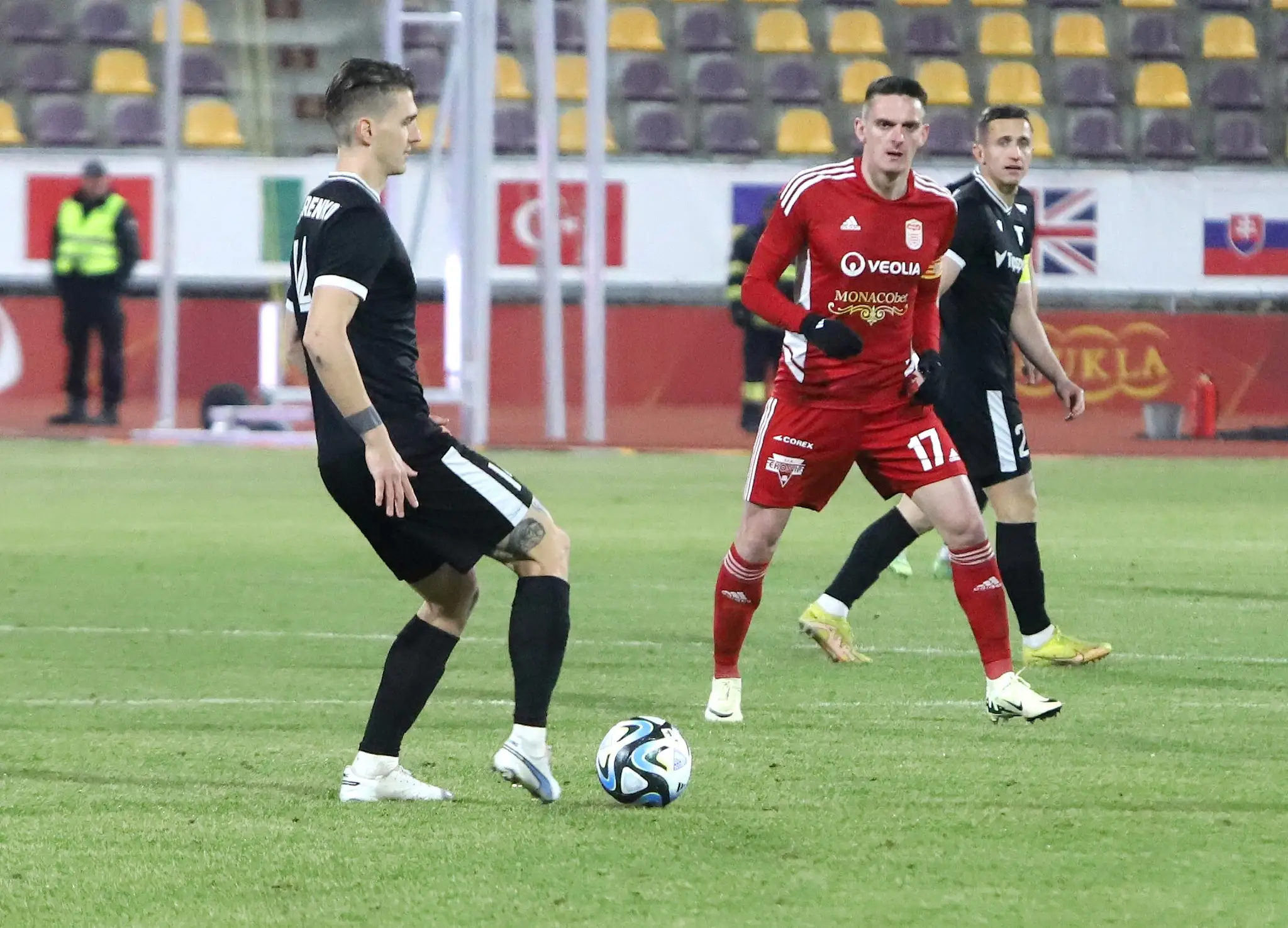 Zľava Taras Bondarenko (Trenčín) a Róbert Polievka (Banská Bystrica) v 20. kole Niké ligy.