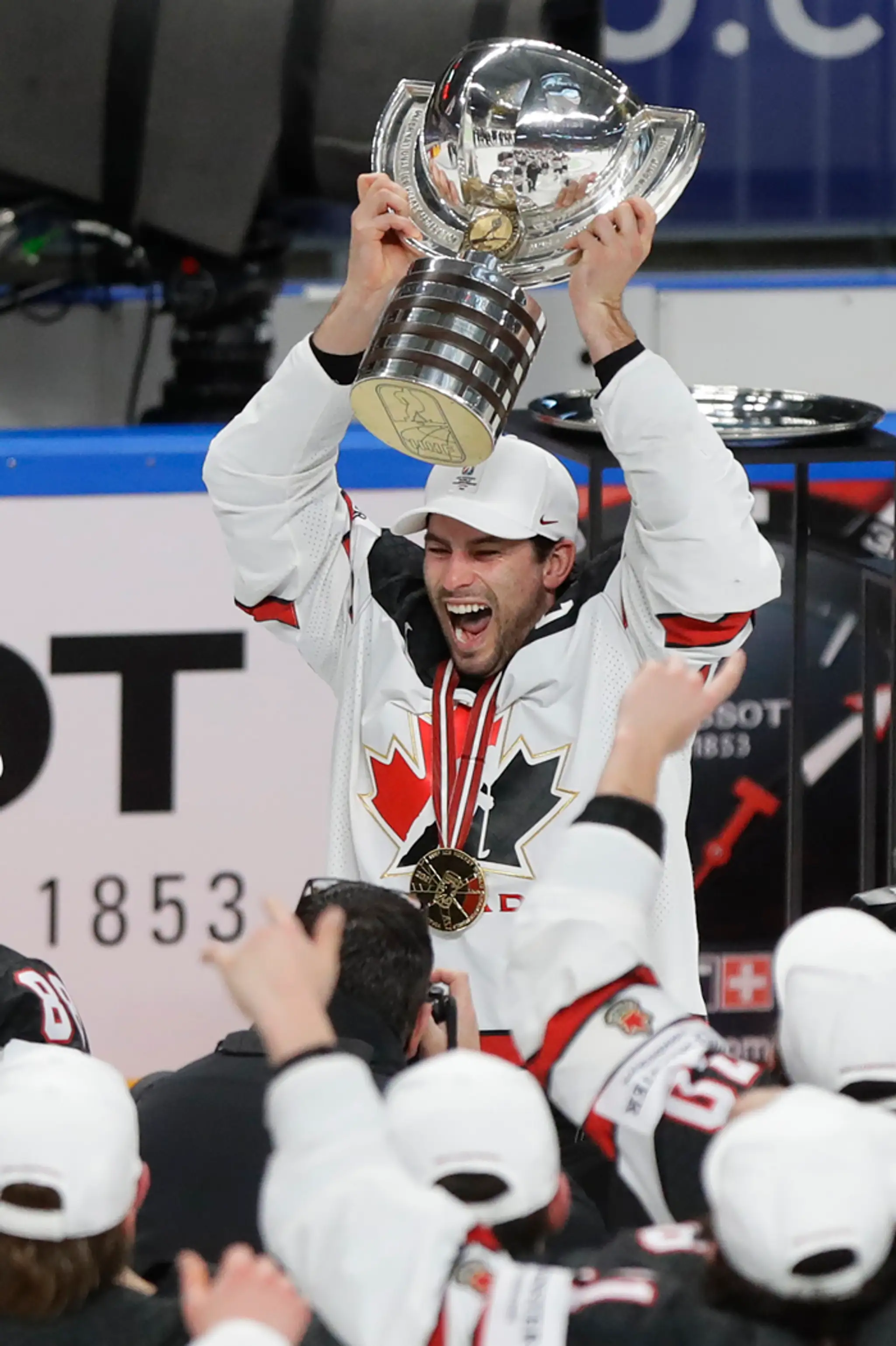 Adam Henrique  s trofejou pre majstrov sveta.
