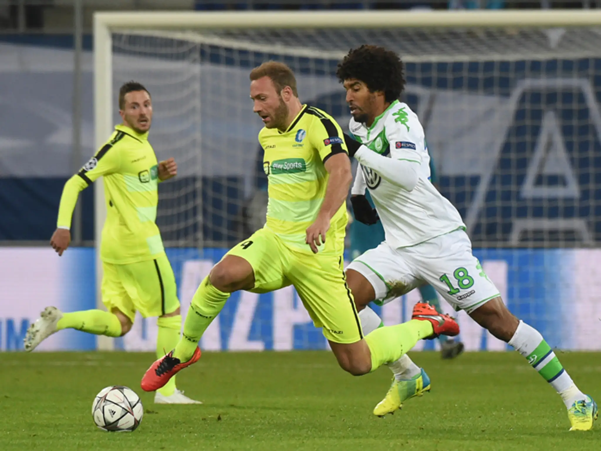 Vpravo hráč Dante (VfL Wolfsburg), vľavo KAA Gent Laurent Depoitre v prvom zápase osemfinále futbalovej LM.