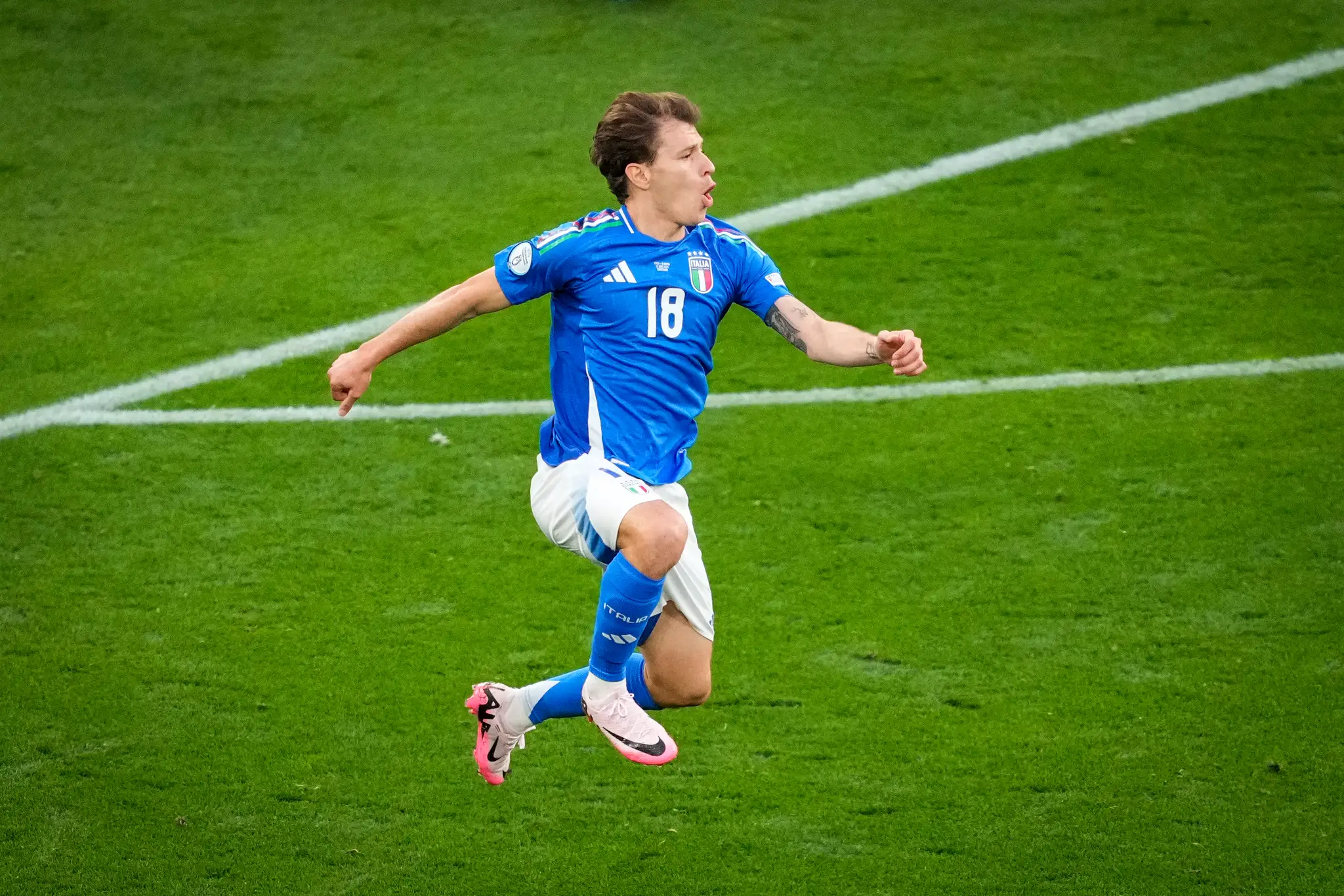 Na snímke taliansky stredopoliar Nicolo Barella oslavuje druhý gól.