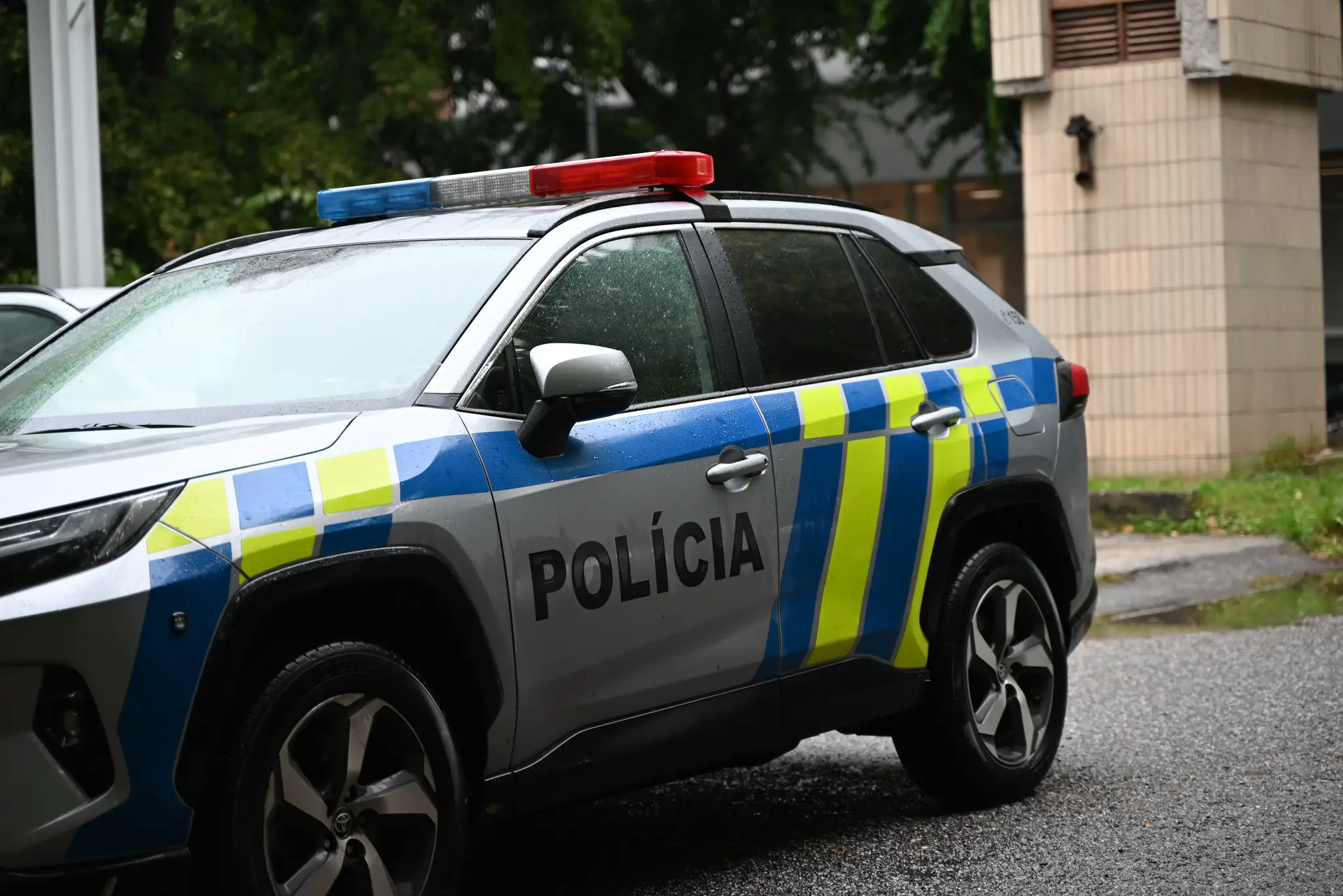 Polícia, policajné auto. Ilustračná snímka