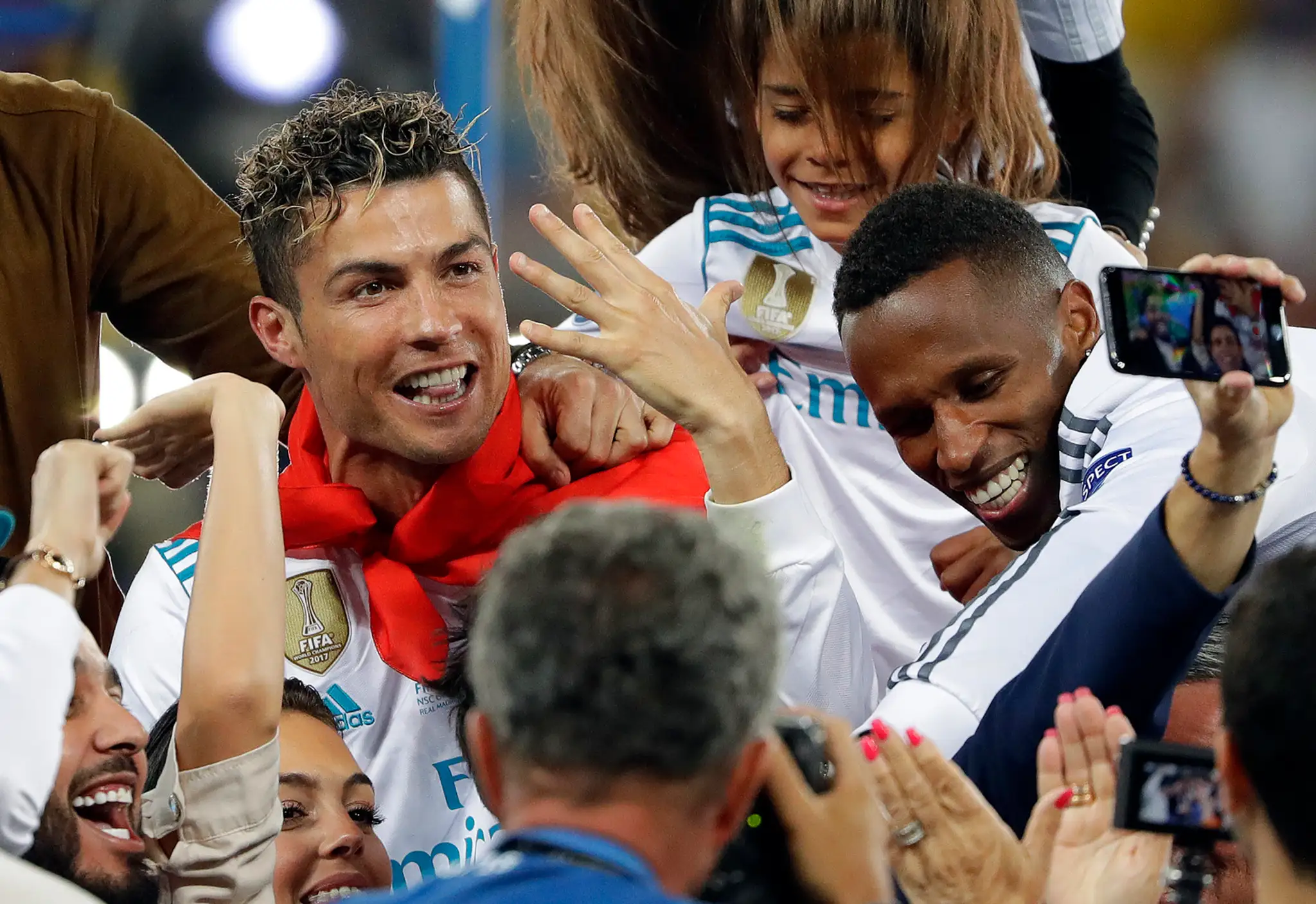 Cristiano Ronaldo z Realu Madrid ukazuje počet víťazstiev v tejto súťaži po triumfe vo finále v Kyjeve.