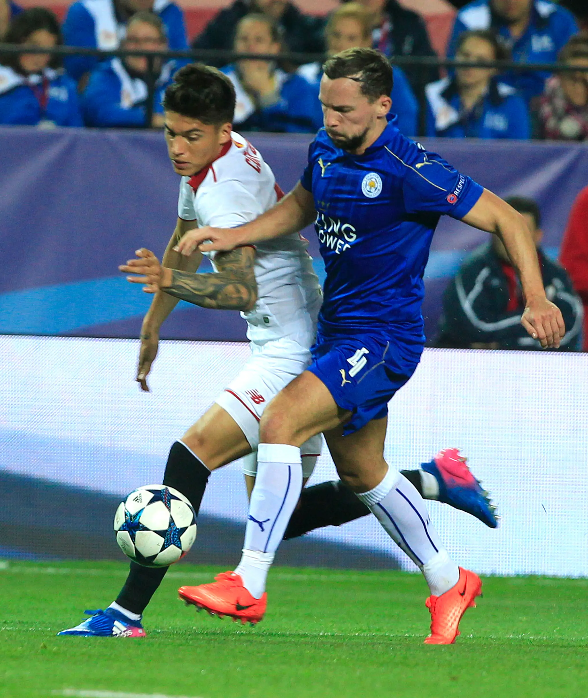 Joaquín Correa (vľavo) zo Seville bojuje o loptu s Dannym Drinkwaterom v osemfinále LM proti Leicestru.