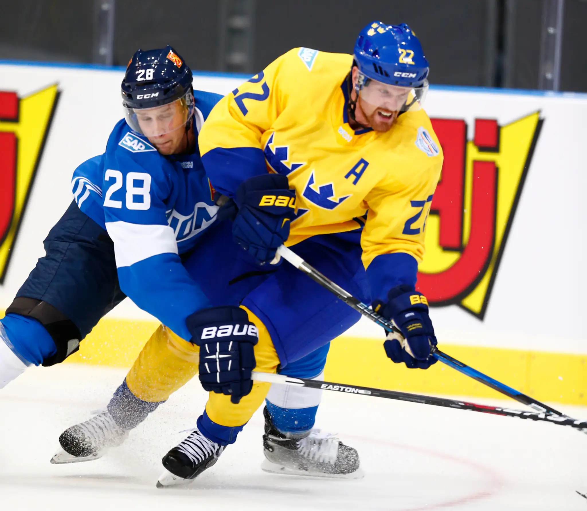 Daniel Sedin v súboji s fínskym hráčom Lauri Korpikoskim