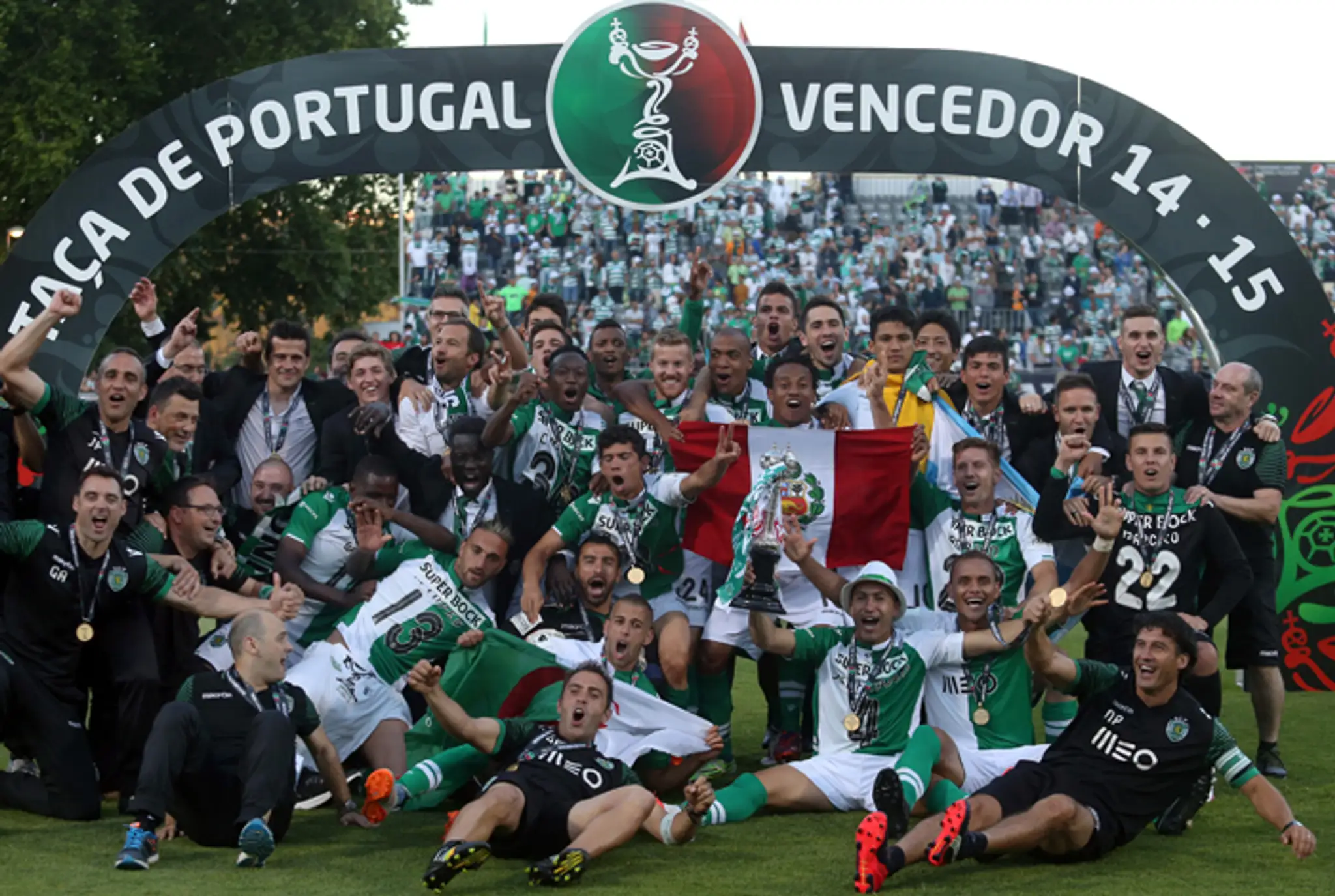 Futbalisti Sportingu Lisabon pózujú s trofejou po víťazstve Portugalského pohára.