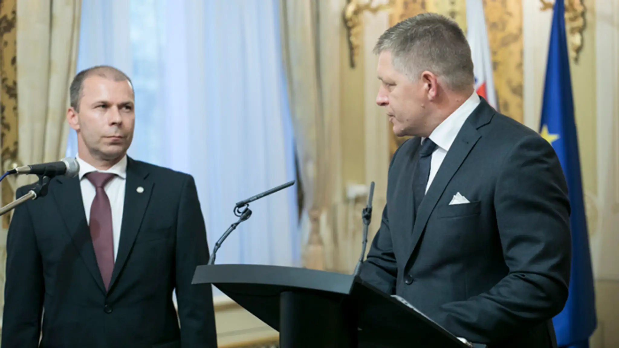 Vľavo riaditeľ Oddelenia prevencie korupcie Úradu vlády SR Peter Kovařík.