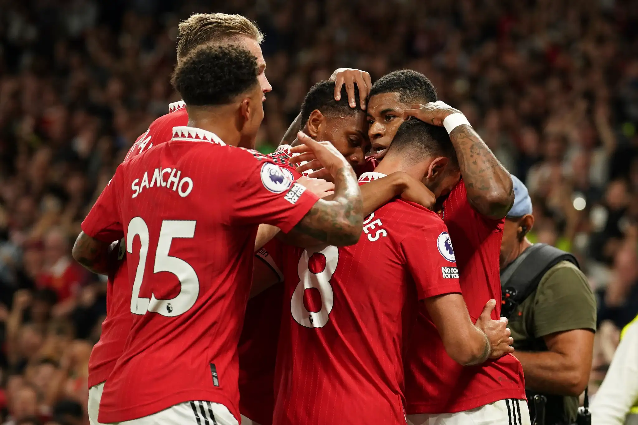 Hráči Manchesteru United oslavujú gól proti Liverpoolu.