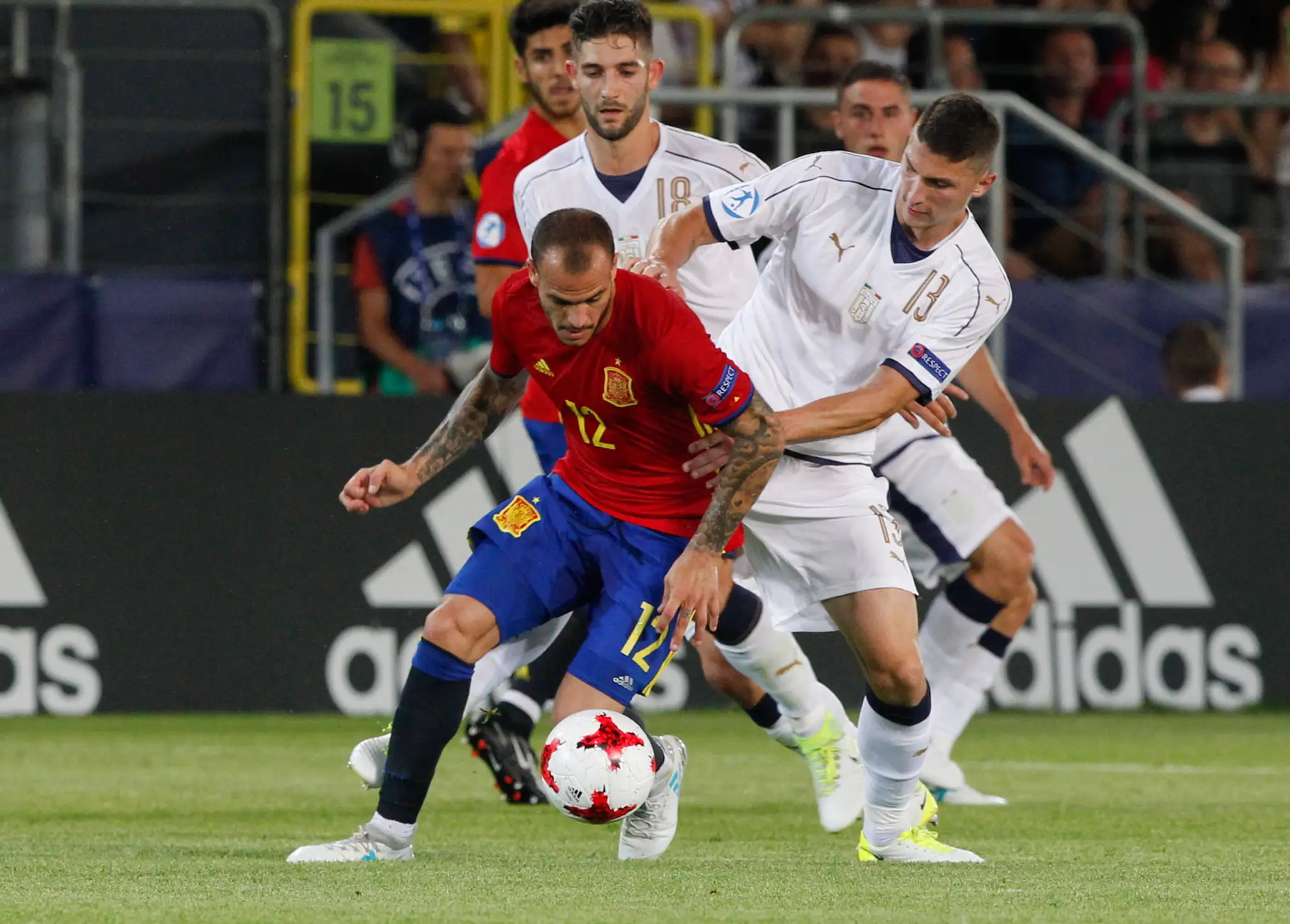 Sandro Ramírez (vľavo) zo Španielska v súboji o loptu s Talianom Mattiom Caldarom v semifinále ME 21.