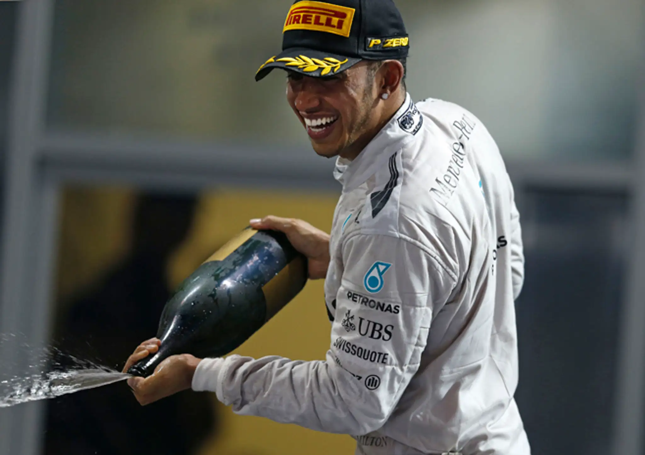 Lewis Hamilton oslavuje so šampanským zisk titulu majstra sveta.