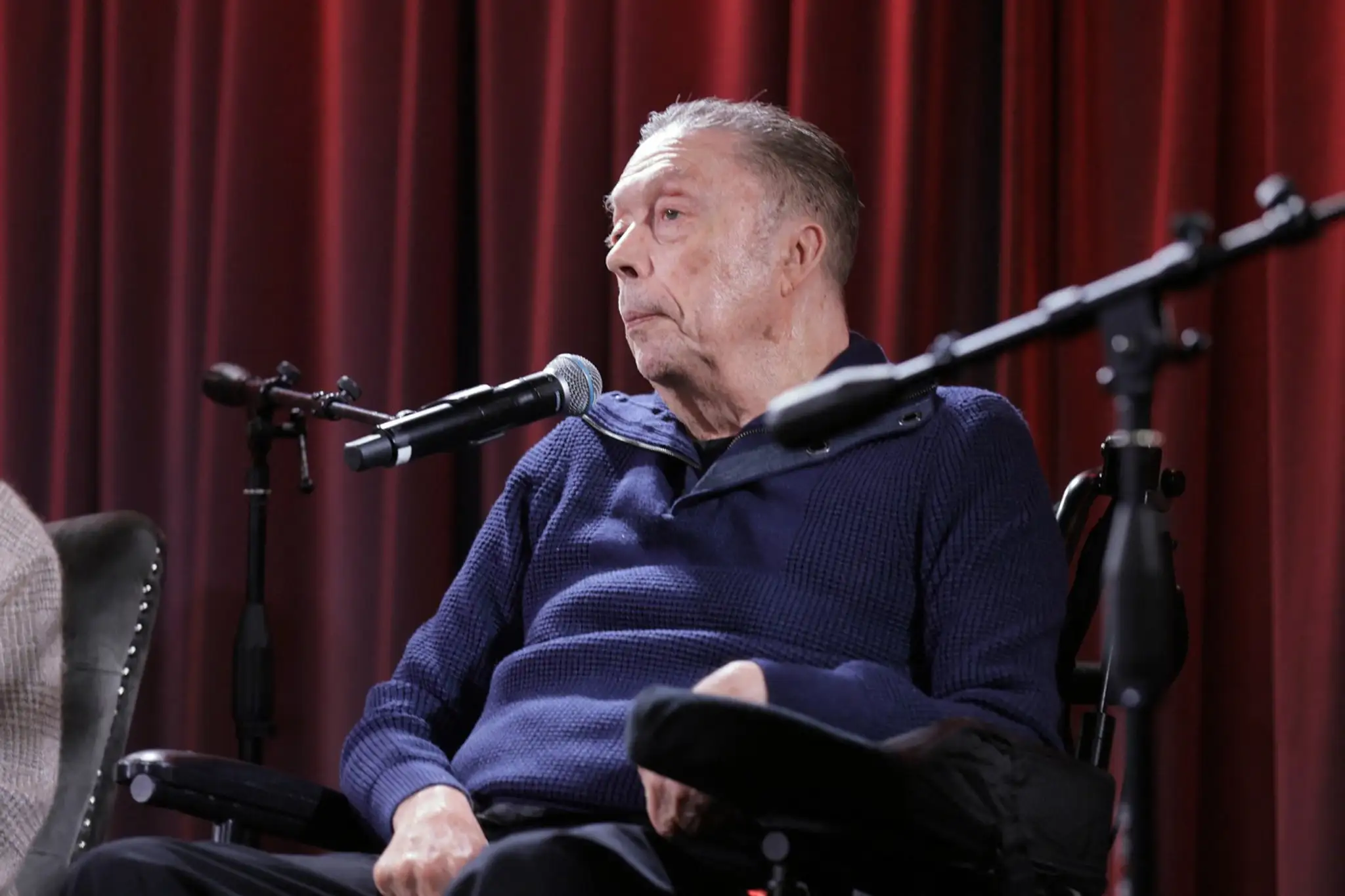 Herec Tim Curry na archívnej snímke z roku 2025.
