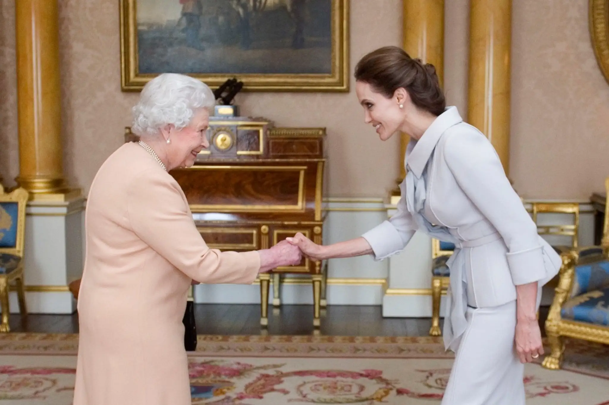 Angelina Jolie s kráľovnou Alžbetou II.