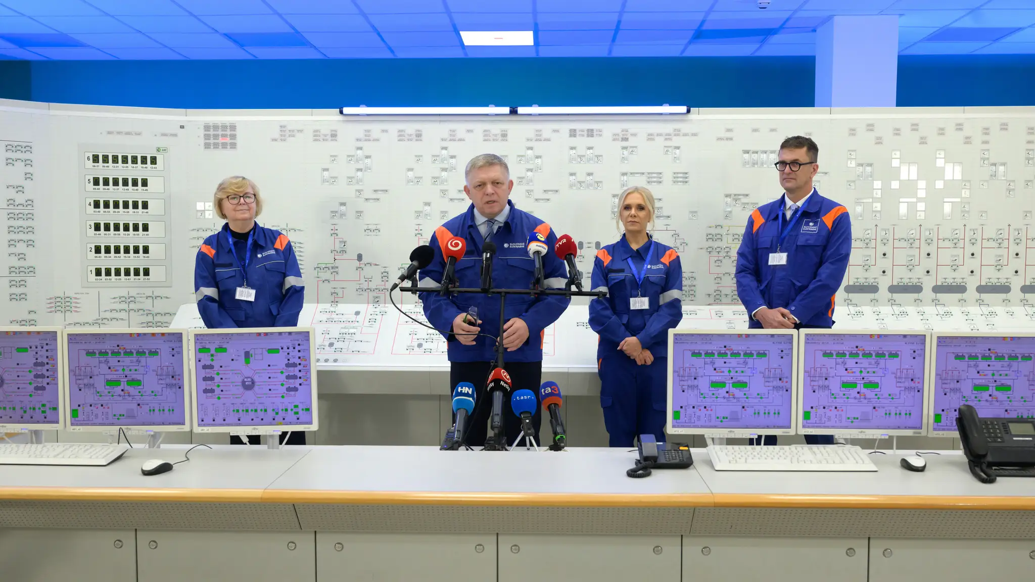 Premiér počas návštevy elektrárne v Mochovciach.