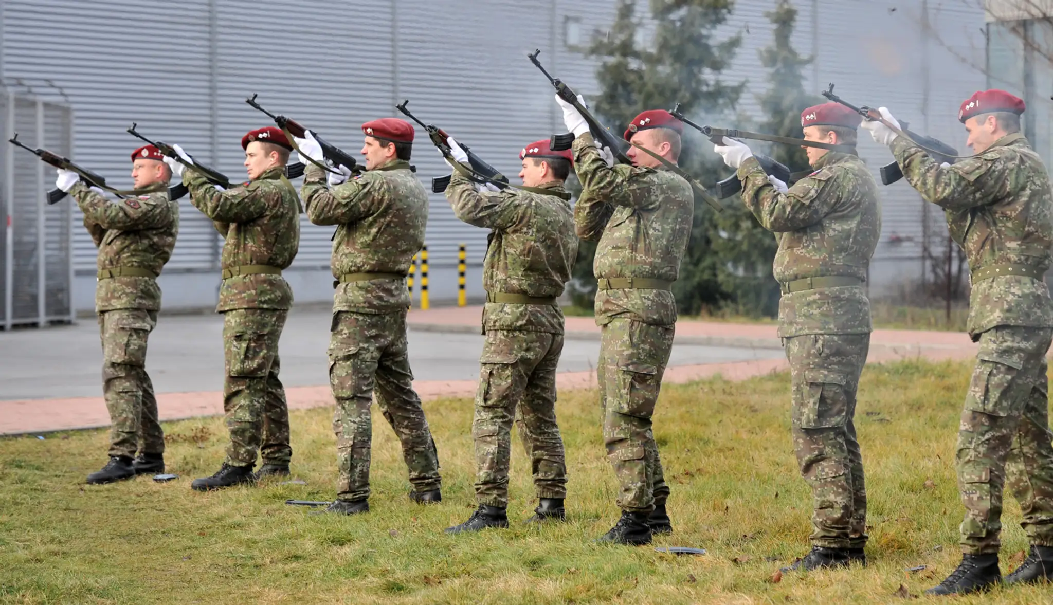Salvy pri poslednej rozlúčke s rotným Patrikom Fraštiom.