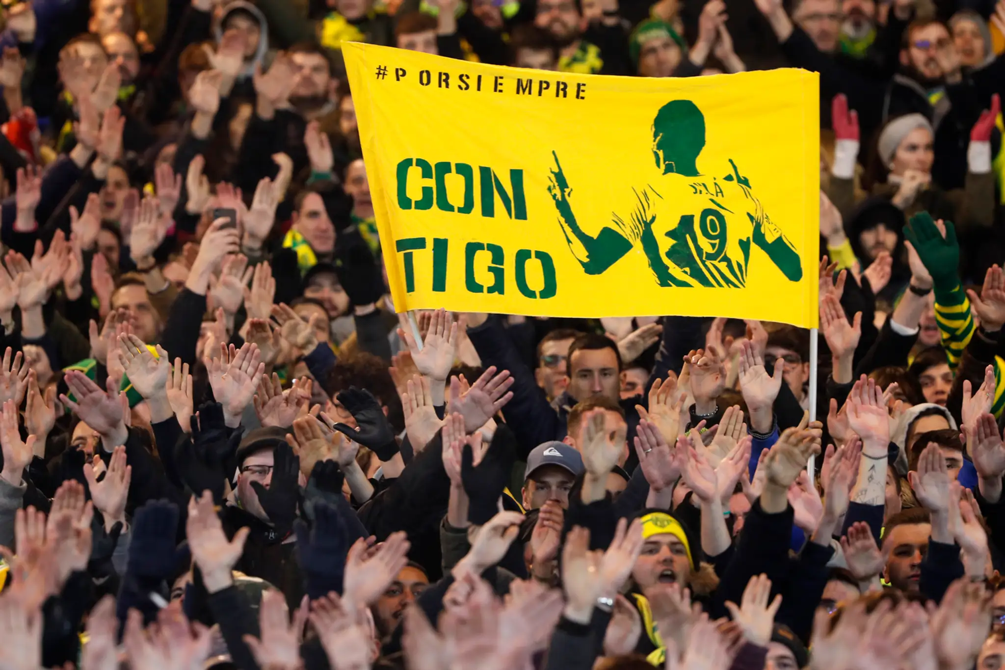 Kalifa Coulibaly z Nantes s menom zmiznutého exhráča klubu Emiliana Salu v zápase so Saint-Étienne.